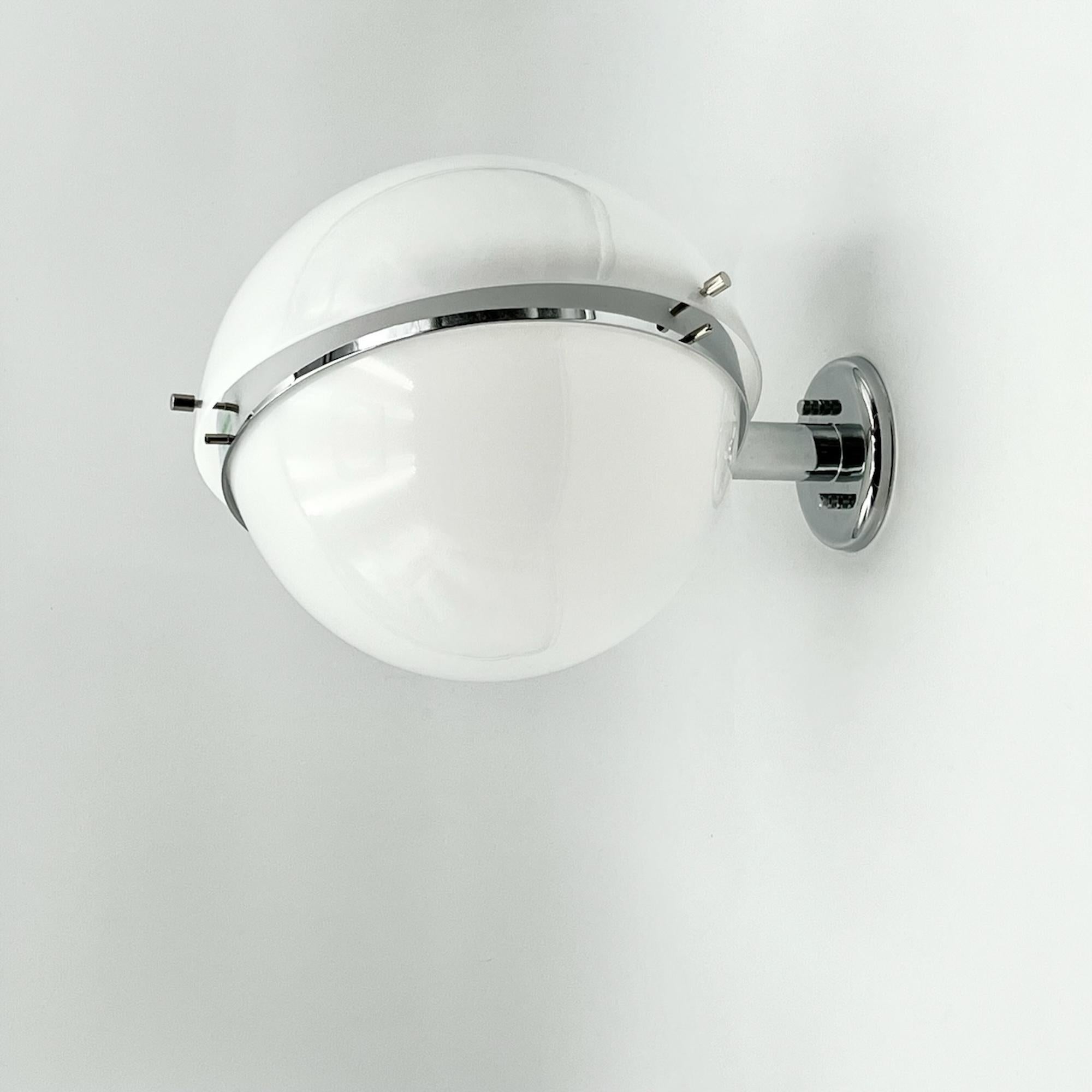 italien Lampe emblématique Harveiluce Modèle 5005 en acrylique et métal, 1970 en vente