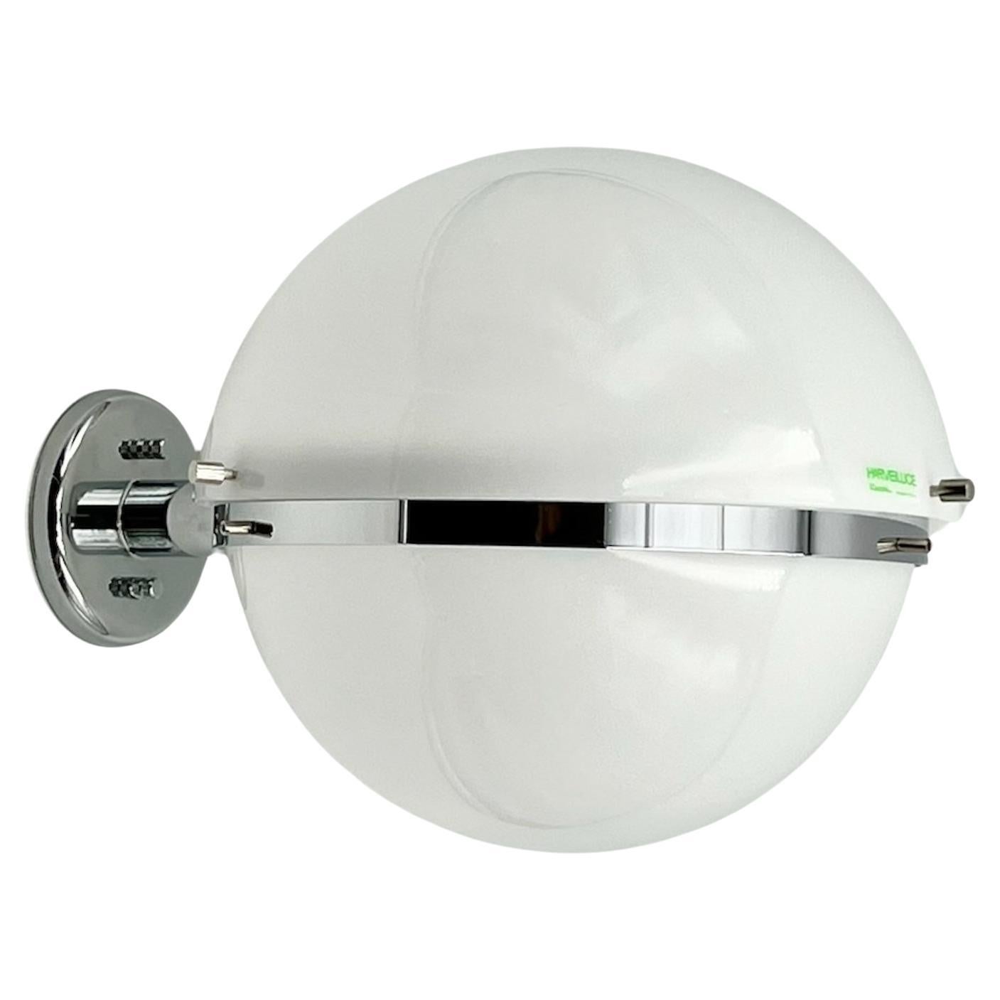Ikonische Harveiluce Modell 5005 Acrylkugel- und Metalllampe, 1970er Jahre