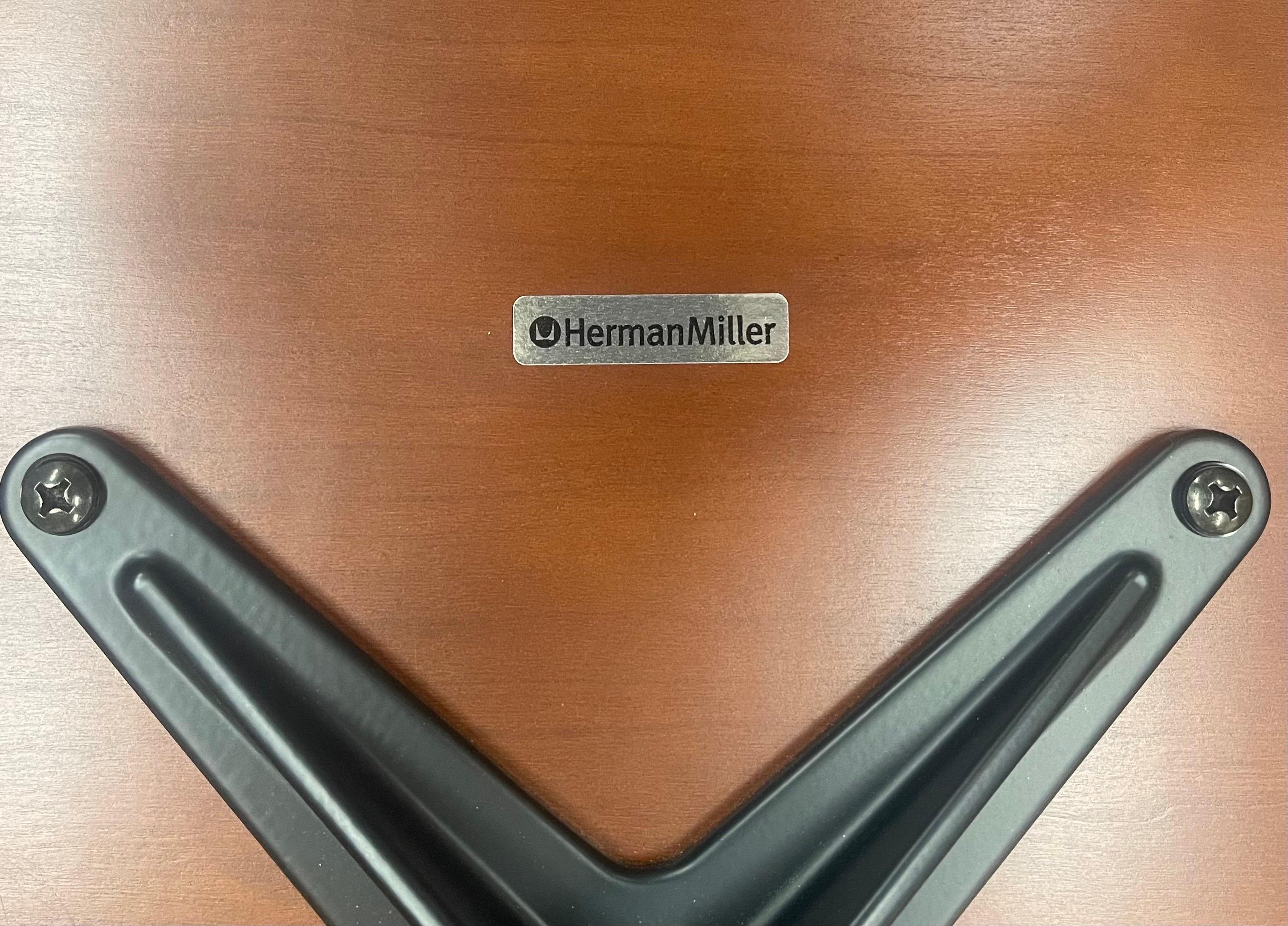 Chaise longue et pouf Eames emblématiques d'Herman Miller, modèles 670 et 671 3