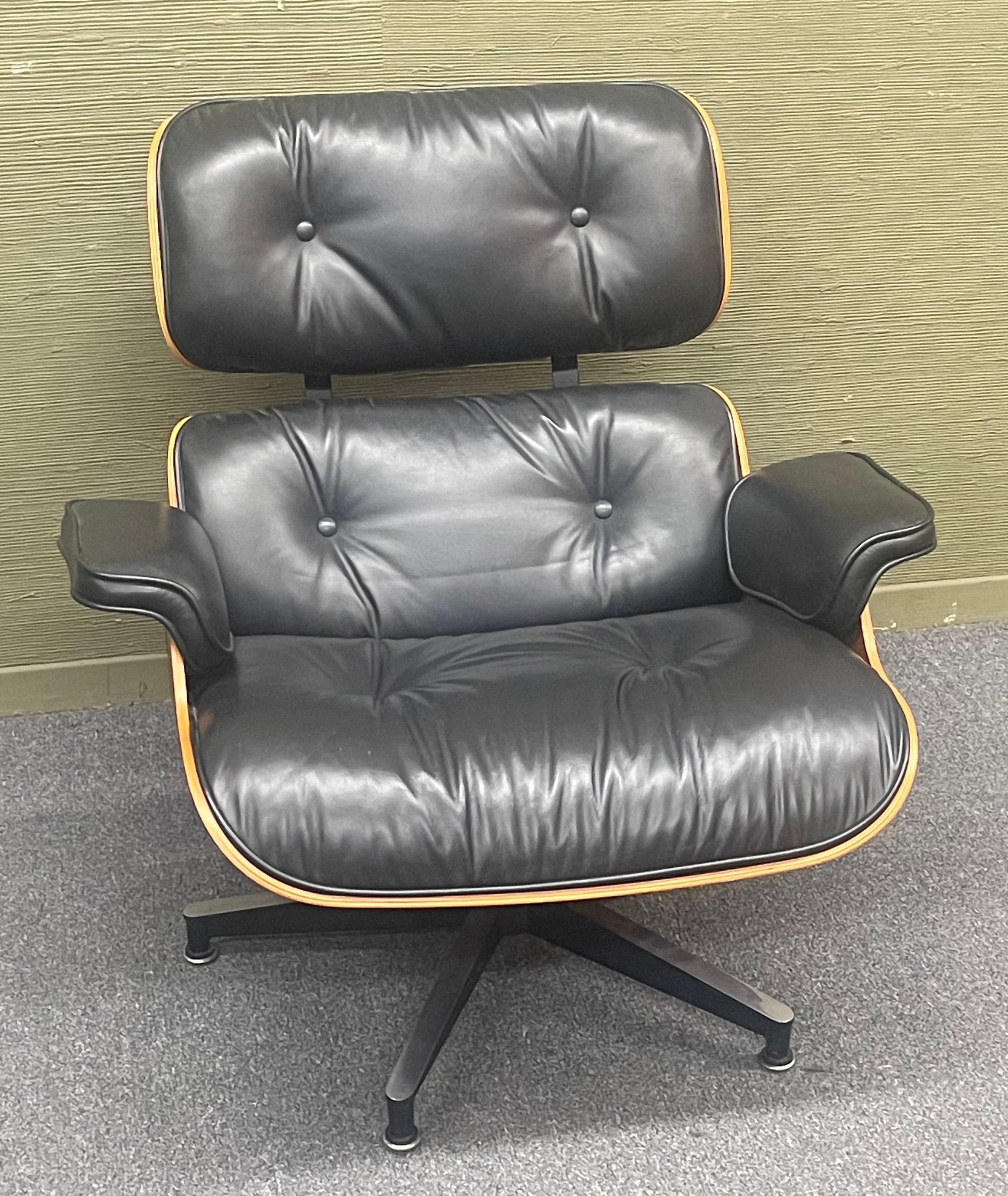 Iconic Herman Miller Eames Lounge Chair and Ottoman, Model 670 & 671 In Good Condition In San Diego, CA