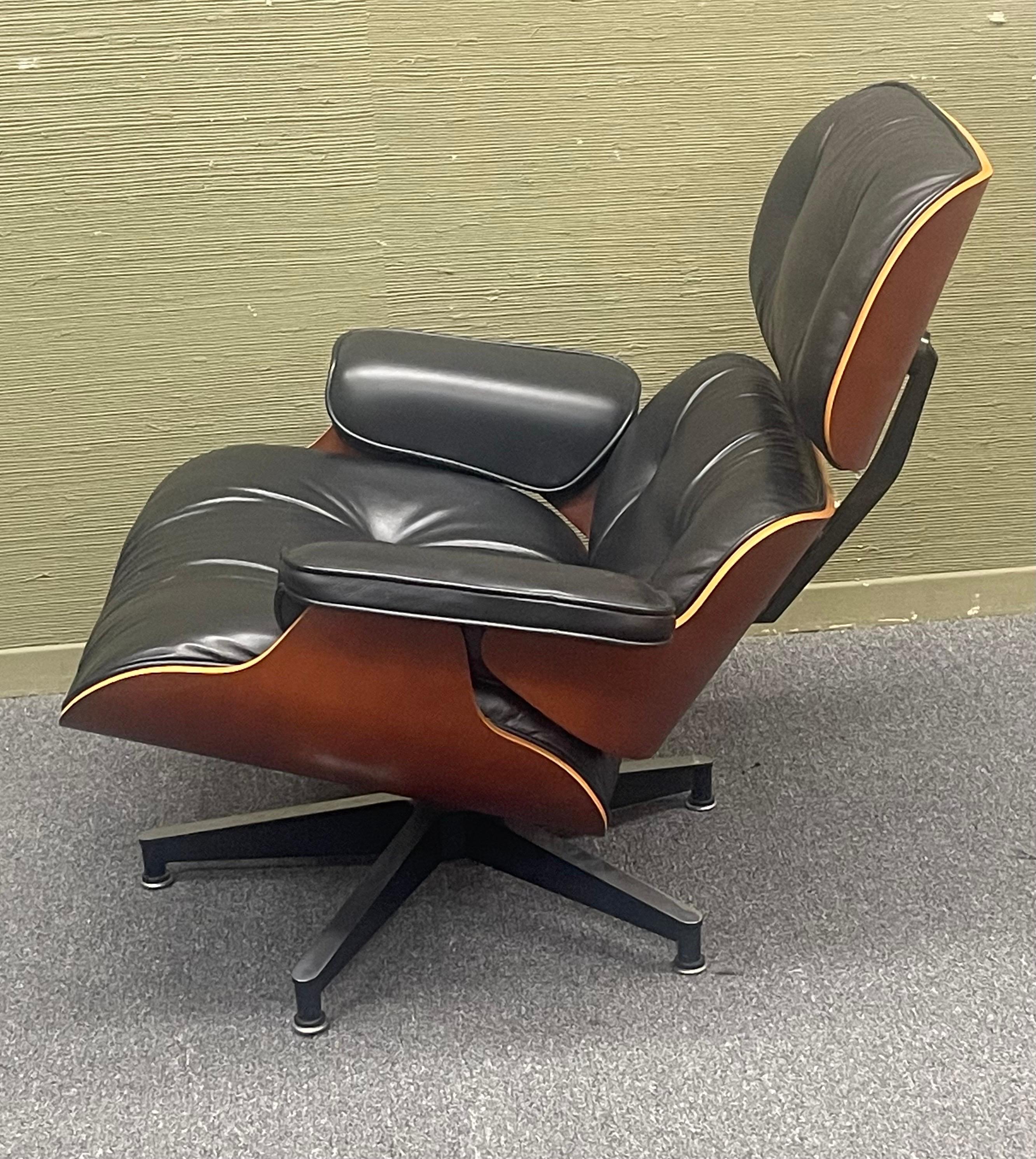 Cuir Chaise longue et pouf Eames emblématiques d'Herman Miller, modèles 670 et 671