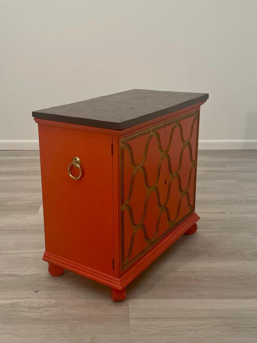 Armario Hermes Icónico Naranja y Oro con Tapa de Pizarra de Dorothy Draper Regencia de Hollywood en venta