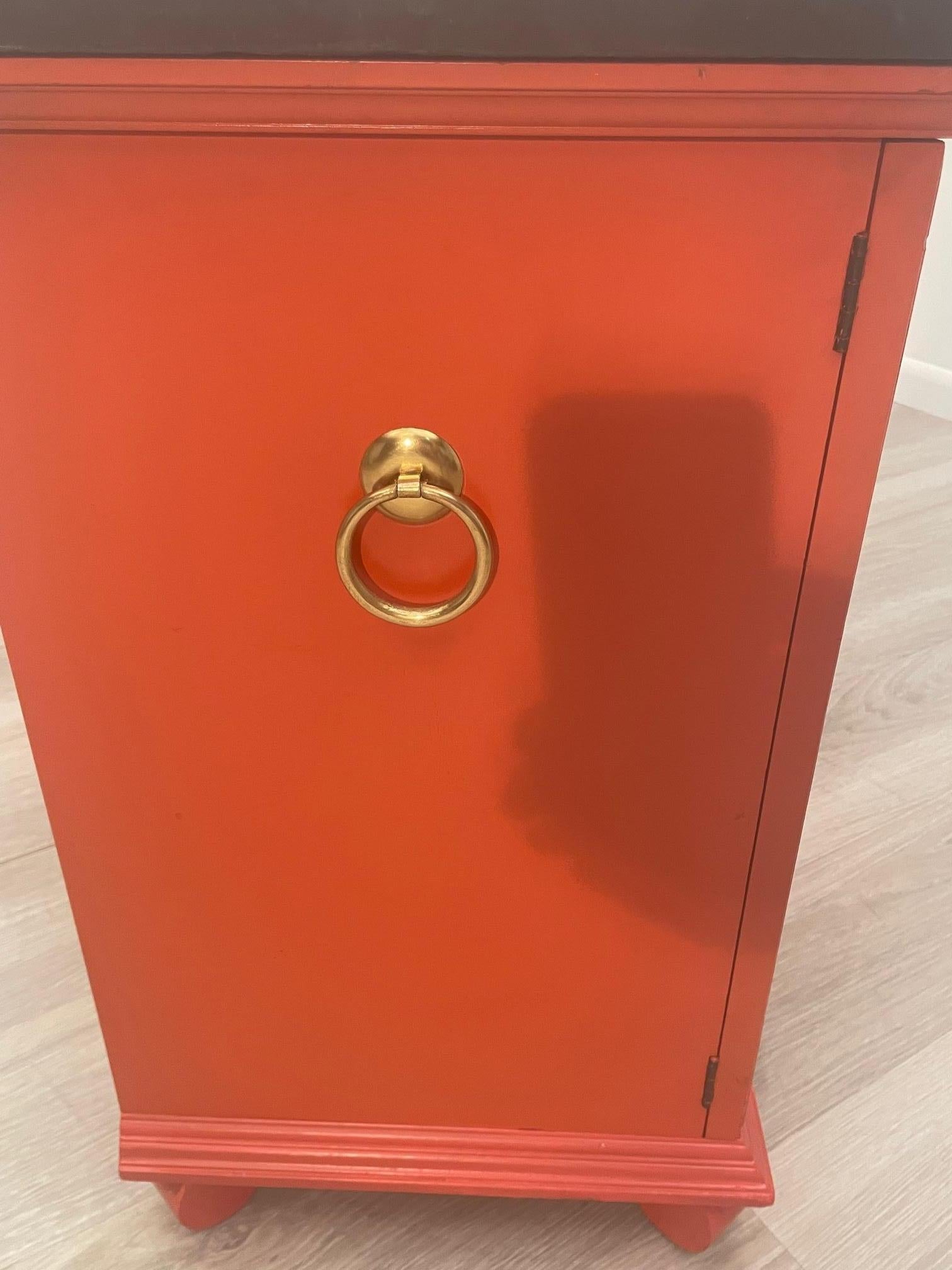 Armario Hermes Icónico Naranja y Oro con Tapa de Pizarra de Dorothy Draper en Bueno estado para la venta en Hopewell, NJ