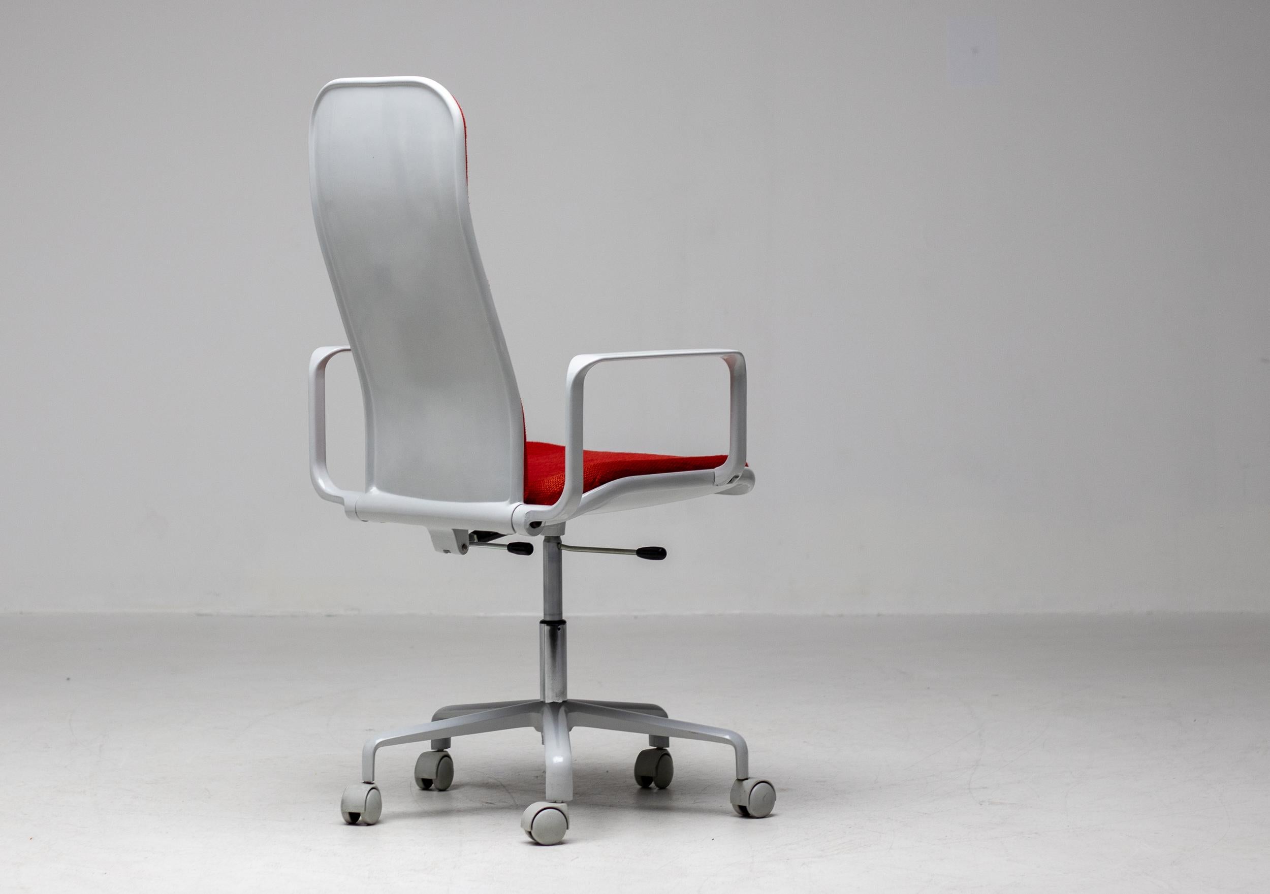 La chaise de bureau Supporto à dossier haut, lauréate de nombreux prix. En 1991, la Fédération internationale des architectes a élu la chaise Supporto 