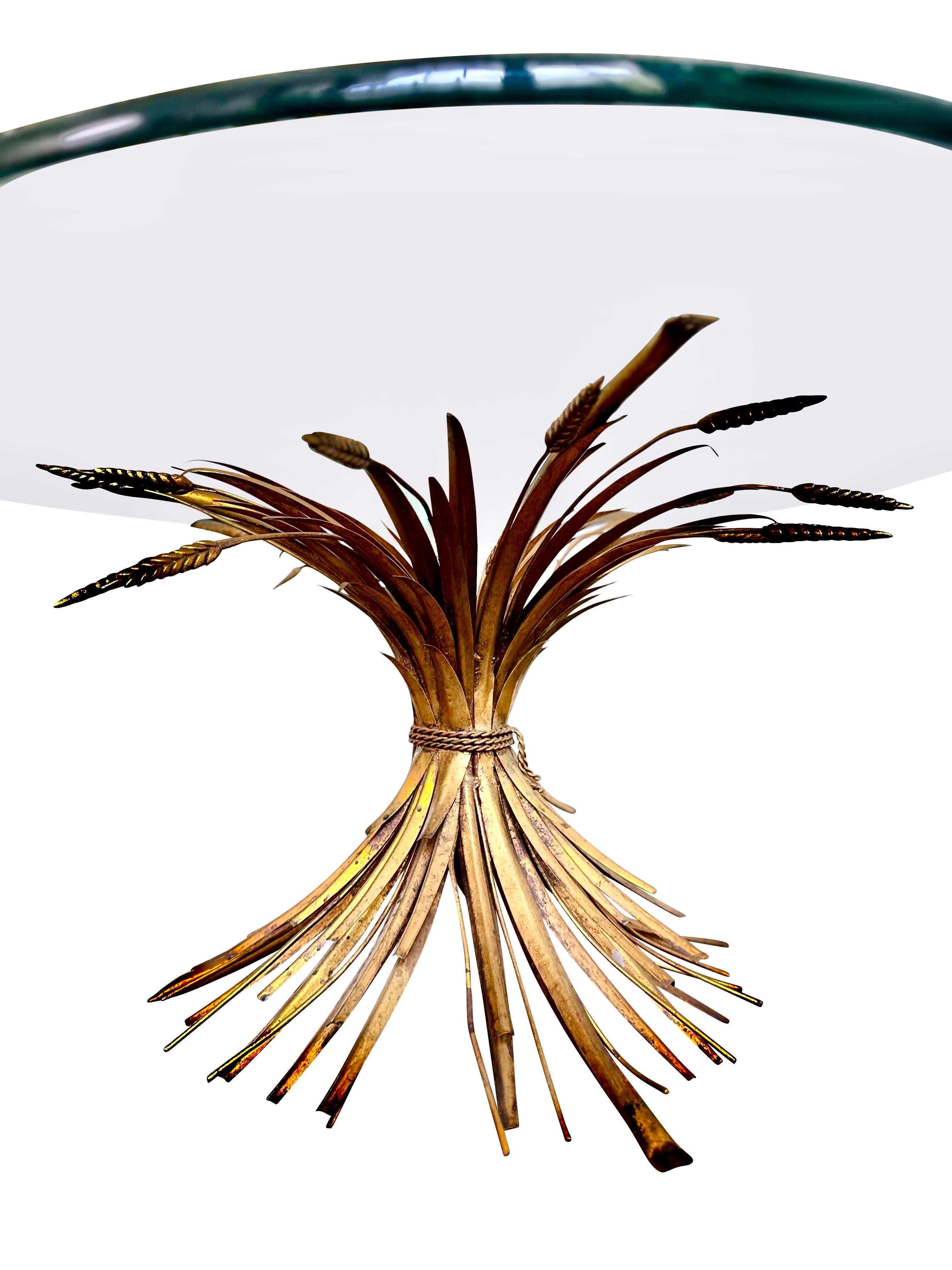 Ikonischer Hollywood Regency-Beistelltisch aus Weizen in vergoldetem Gold im Coco Chanel-Stil im Zustand „Gut“ im Angebot in Brooklyn, NY