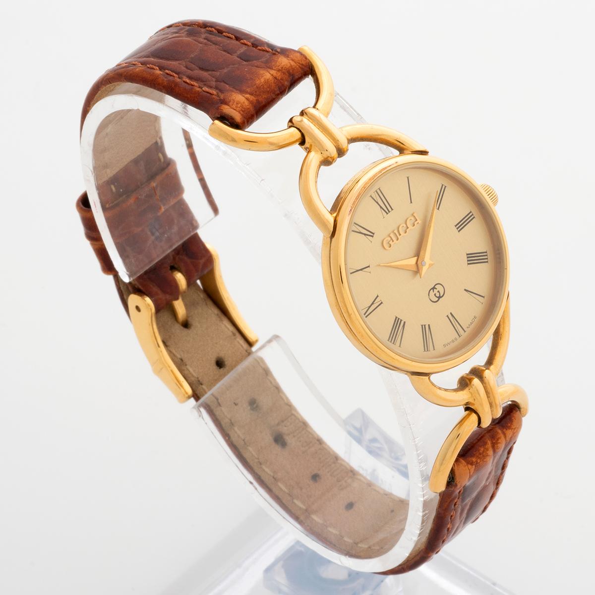 Our vintage and iconic horse bit inspired Gucci ladies reference 6000 features a gold capped stainless steel case, of 25mm x 40mm (inc crown and horse bit), original Gucci strap and Gucci tang buckle. This example has the desired and rarer champagne