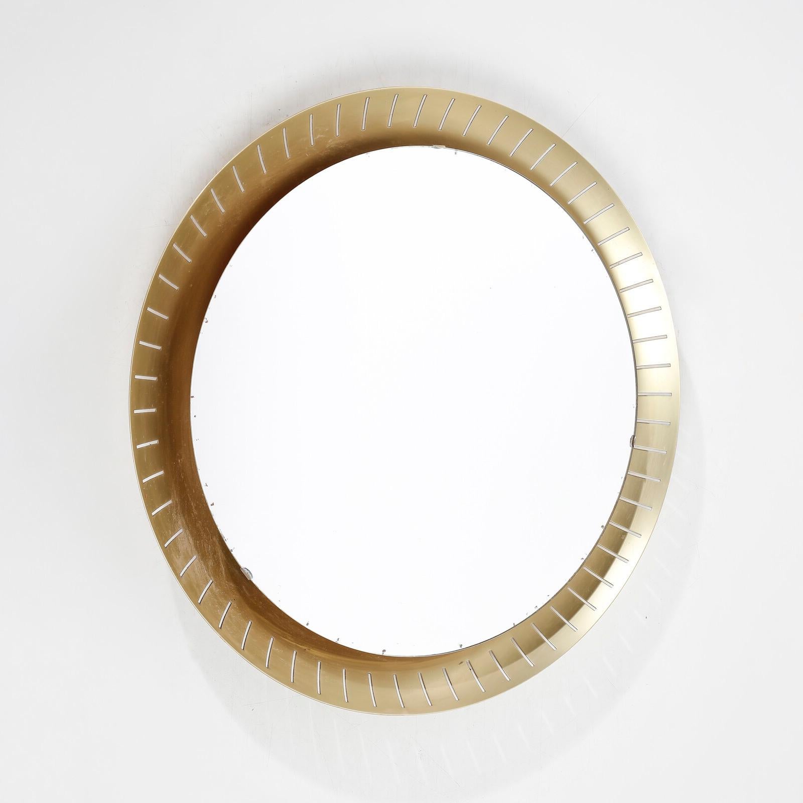 Un extraordinaire miroir rétroéclairé en forme de soleil, fabriqué en Italie dans les années 1950 et attribué à la célèbre société Stilnovo. Une œuvre raffinée et élégante qui donnera du style et du prestige à votre environnement