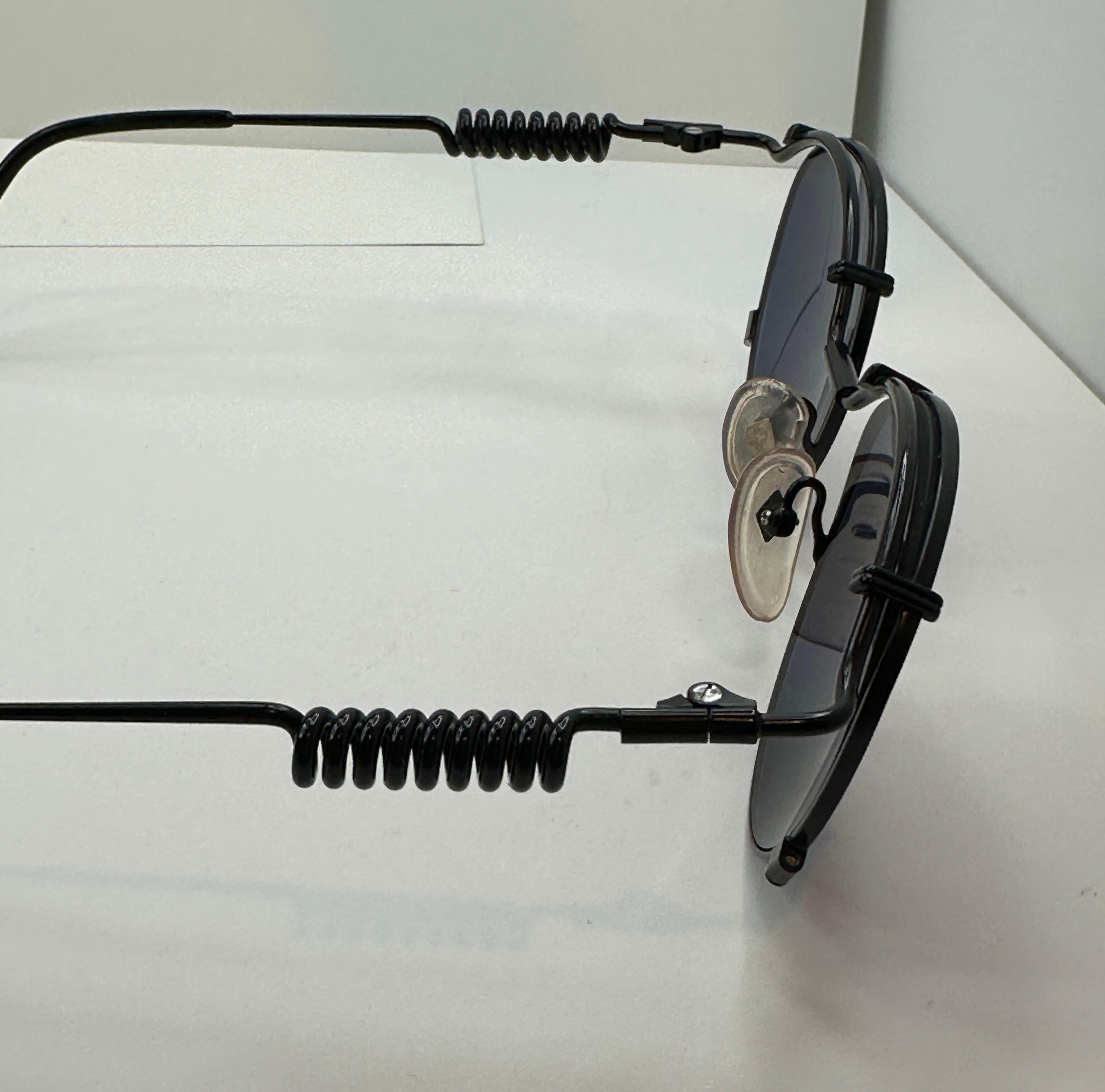 Ikonische Jean Paul Gaultier Schwarze Sonnenbrille aus Metall „Limited Edition“ „Spring Coil“ „Spring Coil“ im Zustand „Gut“ im Angebot in New York, NY