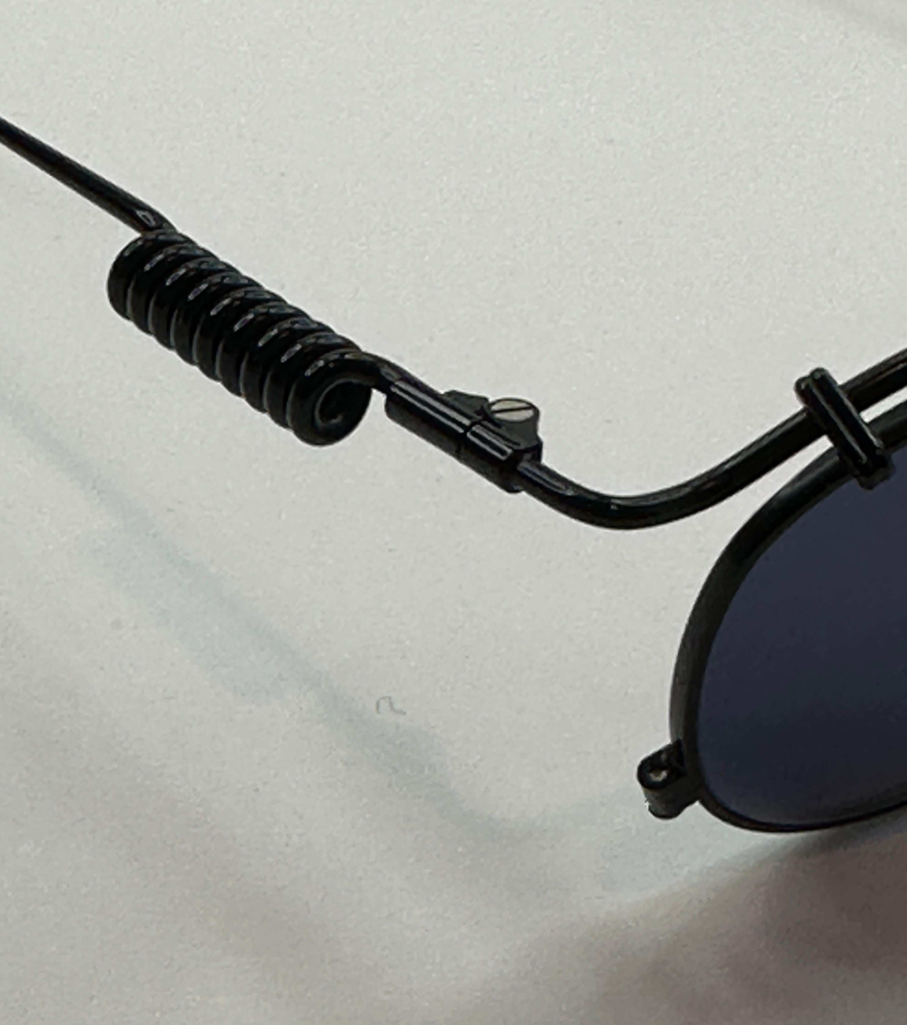 Ikonische Jean Paul Gaultier Schwarze Sonnenbrille aus Metall „Limited Edition“ „Spring Coil“ „Spring Coil“ für Damen oder Herren im Angebot