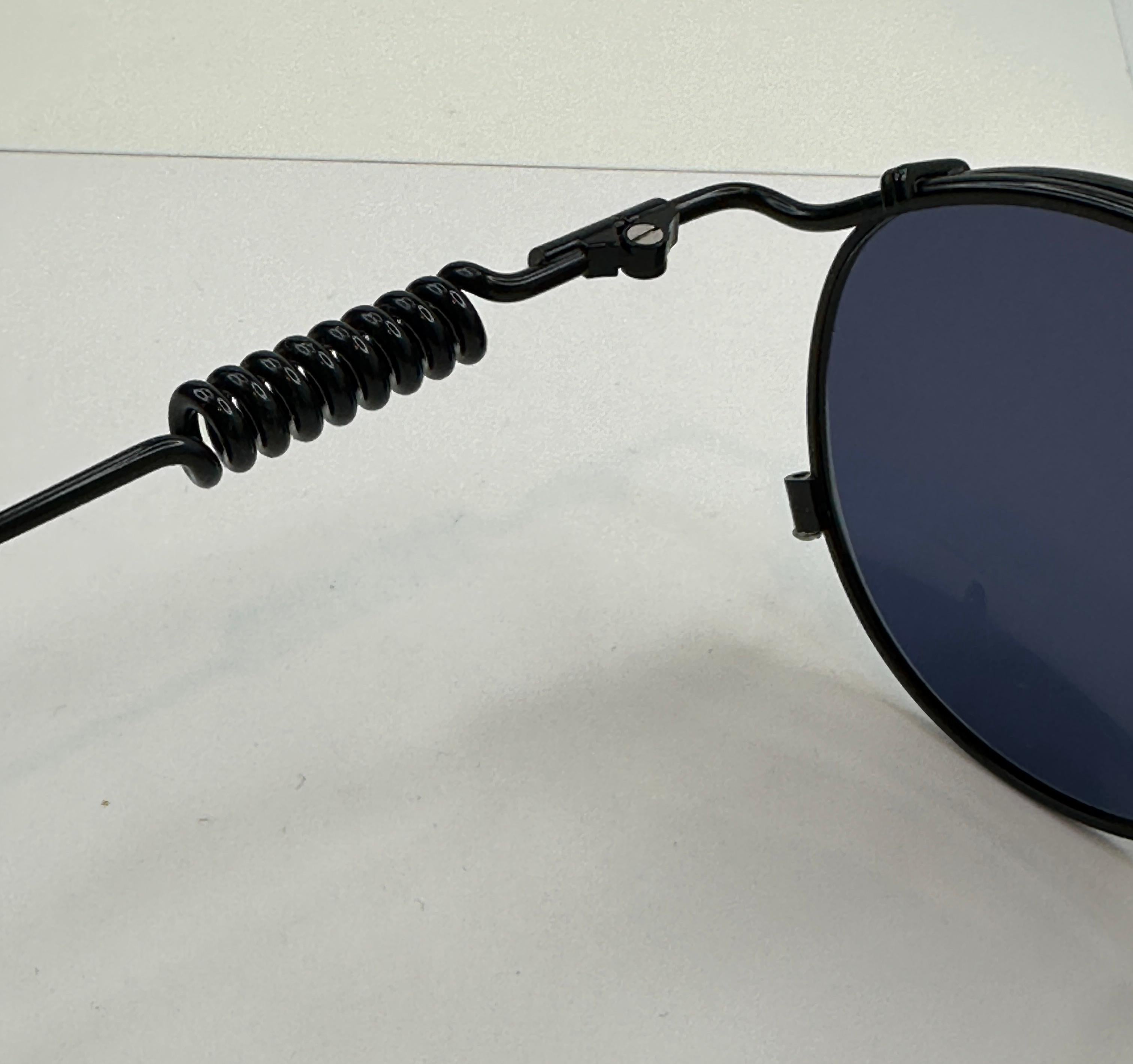 Ikonische Jean Paul Gaultier Schwarze Sonnenbrille aus Metall „Limited Edition“ „Spring Coil“ „Spring Coil“ im Angebot 1