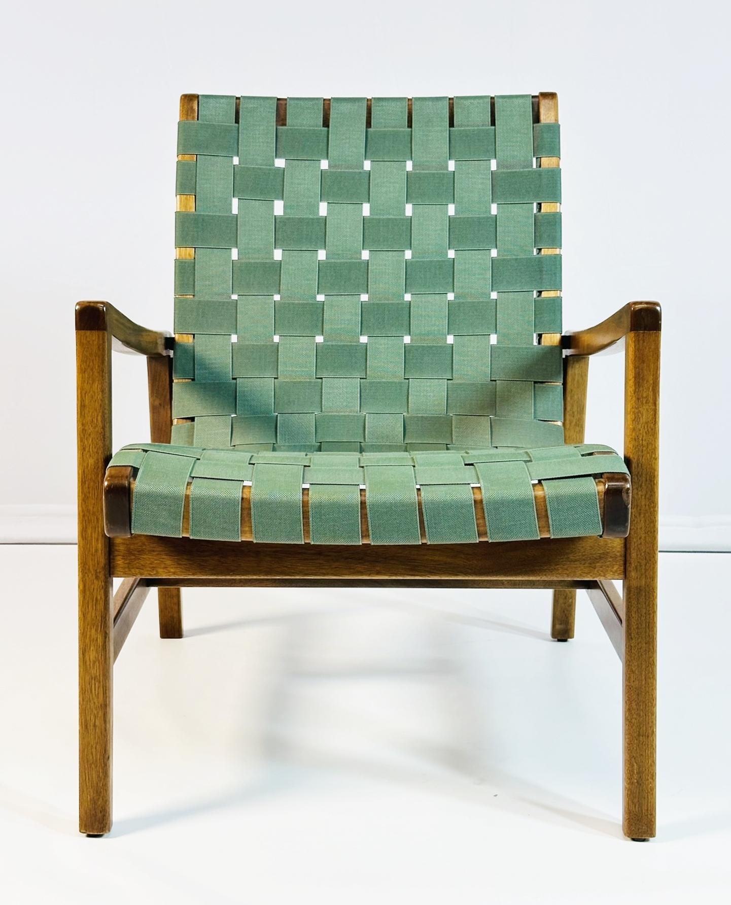 Classica poltrona lounge Jens Risom Model 652-W per KnollStudio, disegnata originariamente nel 1941 e ancora oggi celebrata come una delle icone del design moderno di metà secolo. Questo pezzo senza tempo è caratterizzato da una struttura in noce