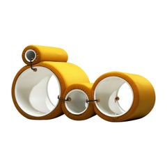 L'iconica "Tube Chair" di Joe Colombo con rivestimento giallo