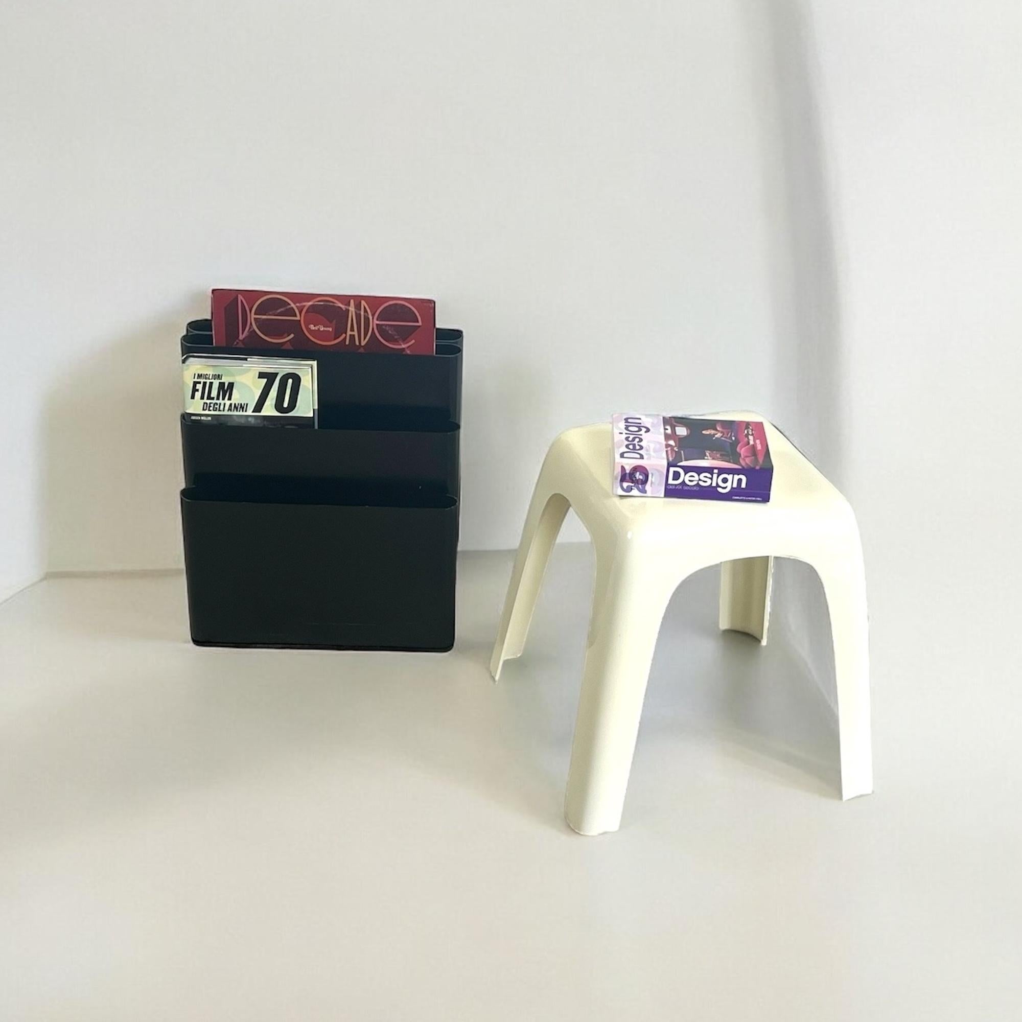 Revistero icónico Kartell Modelo 4675 en negro - Diseño de Giotto Stoppino Años 70 5