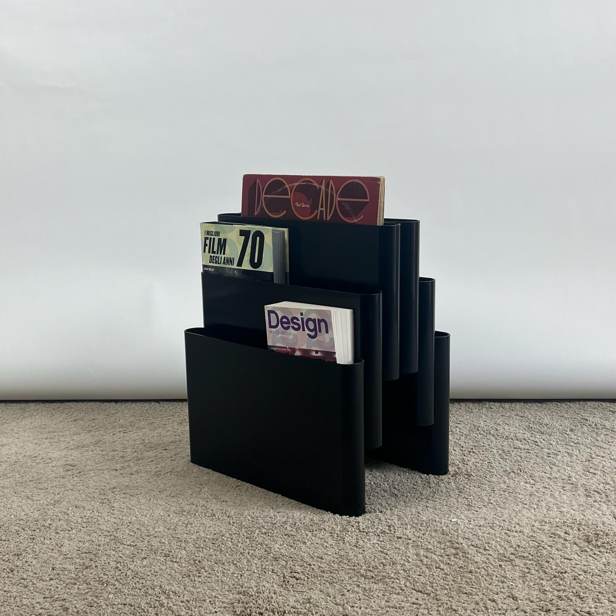 Discover an iconic piece of 70s design with this ‘Model 4675’ magazine rack, designed by the renowned Giotto Stoppino for Kartell in 1972. This exquisite magazine or disc holder represents the epitome of functional design, featuring a unique