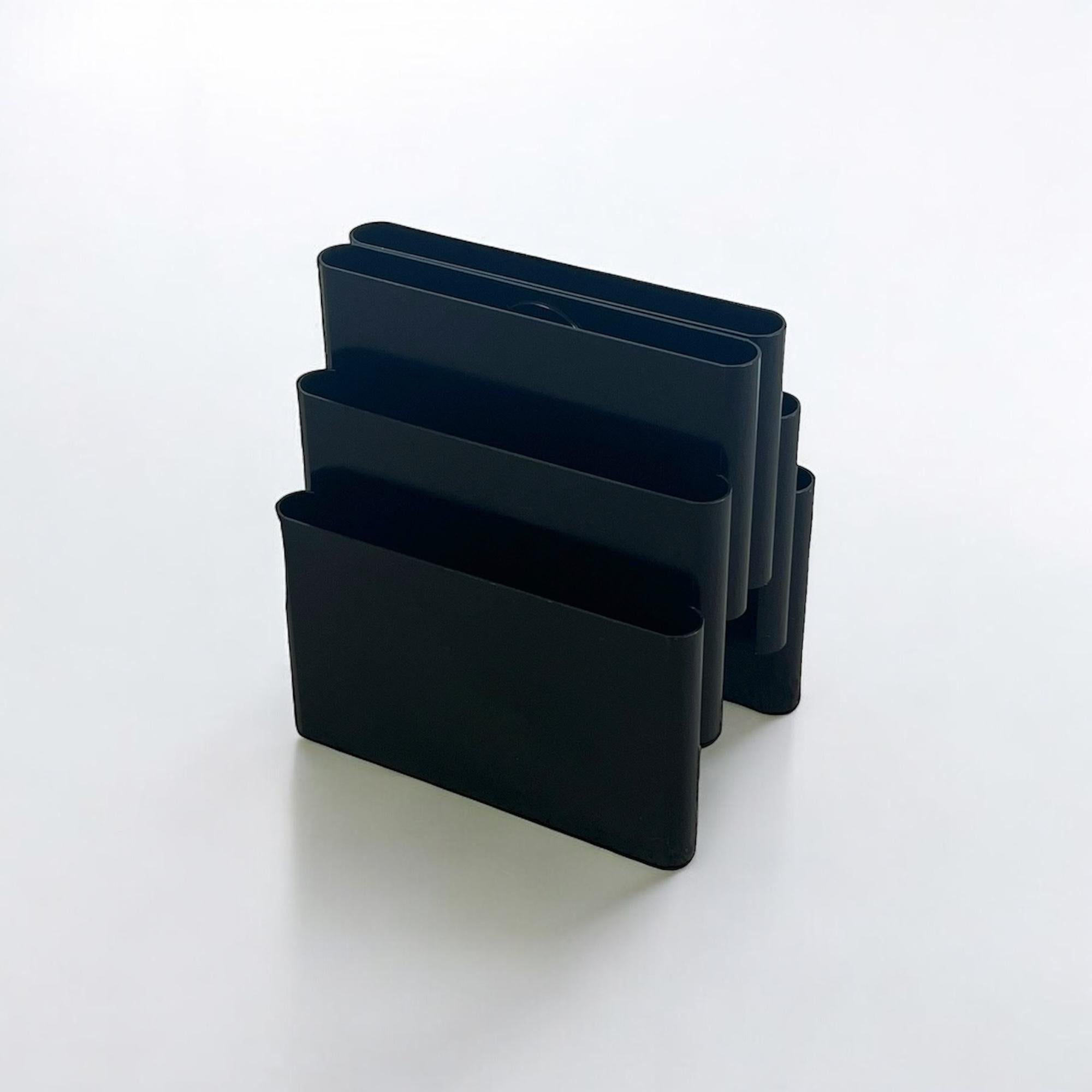 Revistero icónico Kartell Modelo 4675 en negro - Diseño de Giotto Stoppino Años 70 Italiano