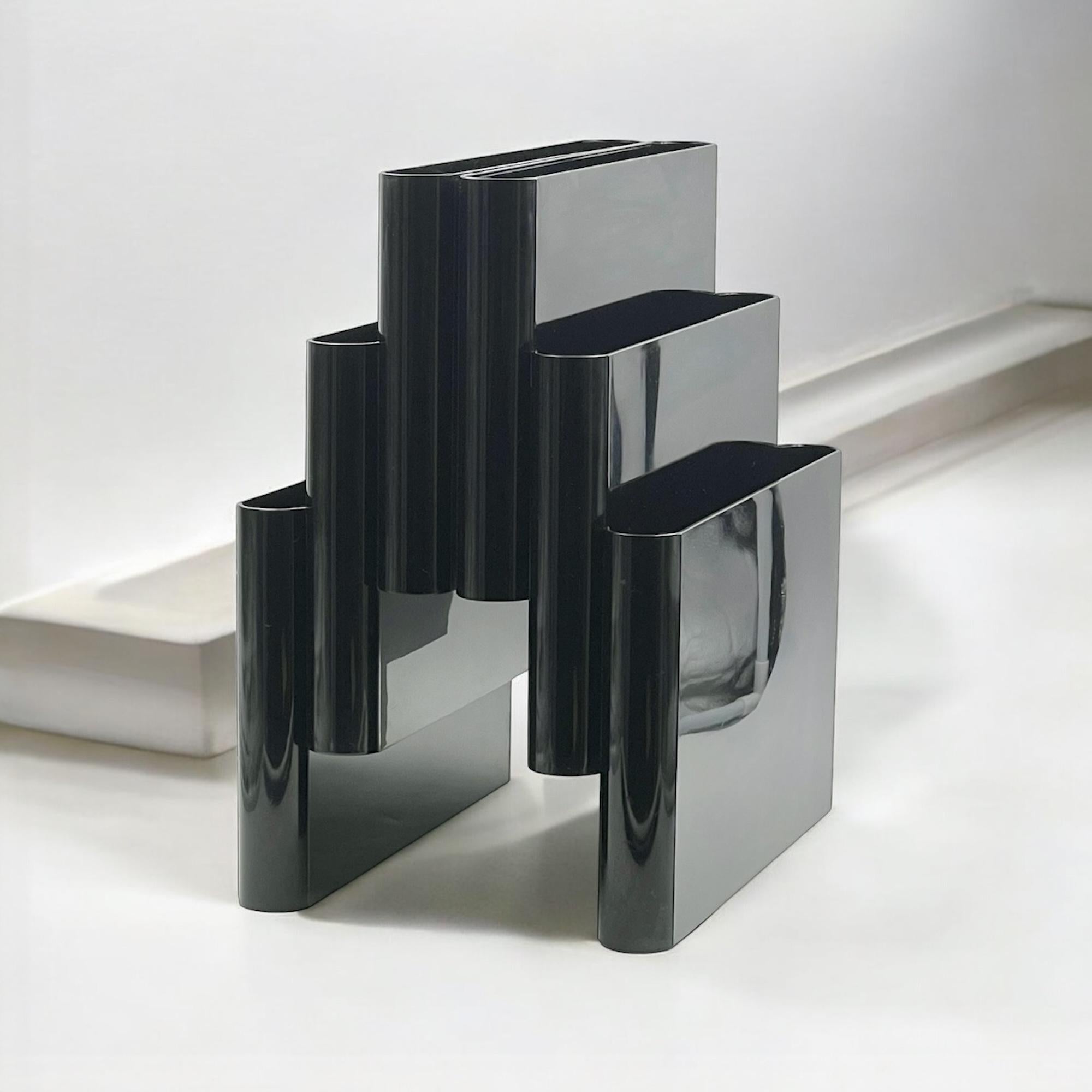 Revistero icónico Kartell Modelo 4675 en negro - Diseño de Giotto Stoppino Años 70 en Bueno Estado en San Benedetto Del Tronto, IT
