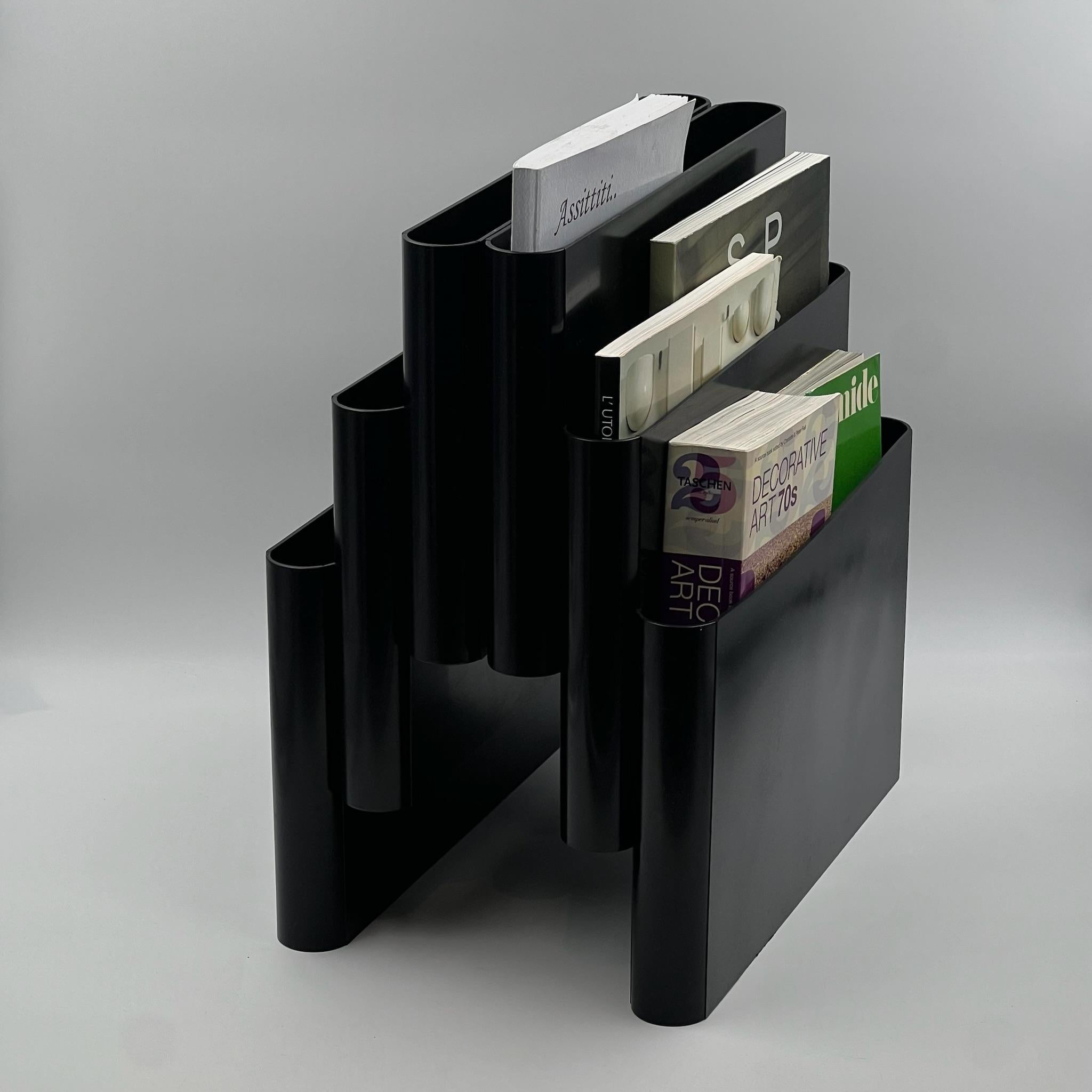 Late 20th Century Iconic Kartell Magazine Rack Model 4675 in black - Giotto Stoppino Design 1970s For Sale