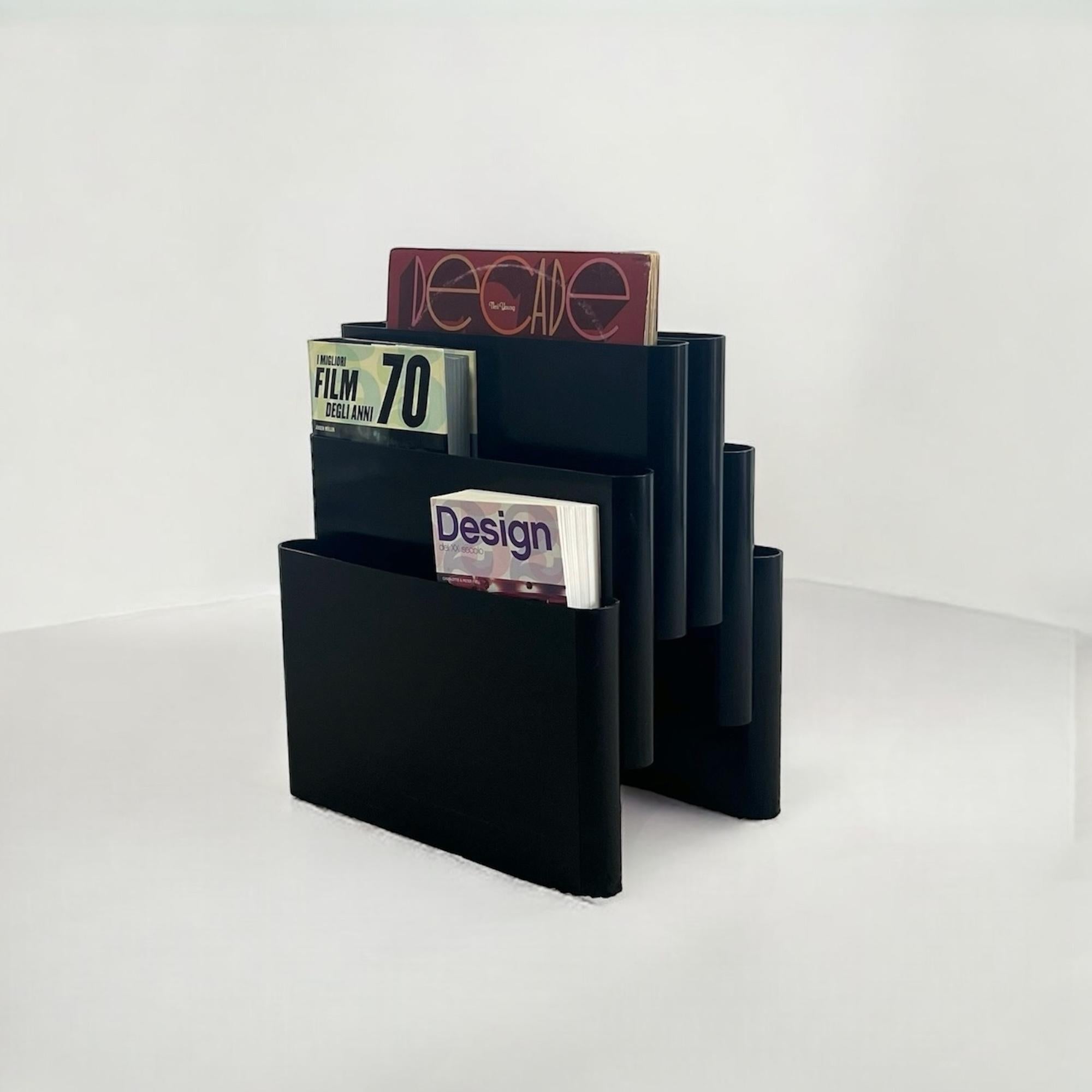 Revistero icónico Kartell Modelo 4675 en negro - Diseño de Giotto Stoppino Años 70 finales del siglo XX