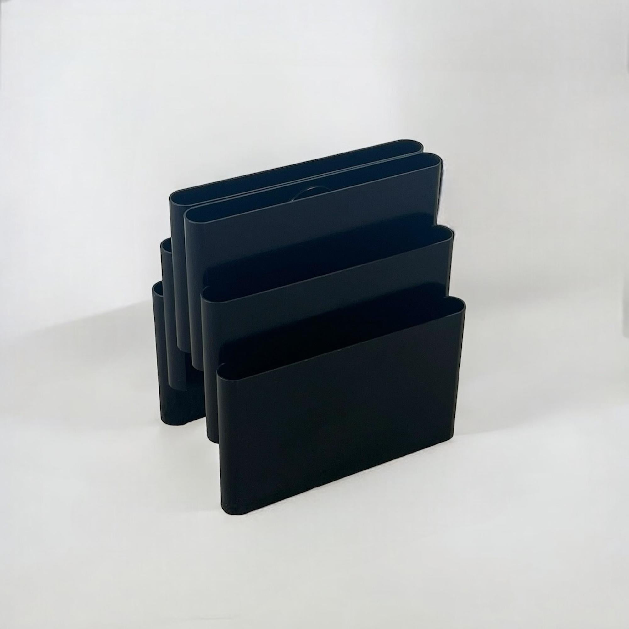 Revistero icónico Kartell Modelo 4675 en negro - Diseño de Giotto Stoppino Años 70 Plástico