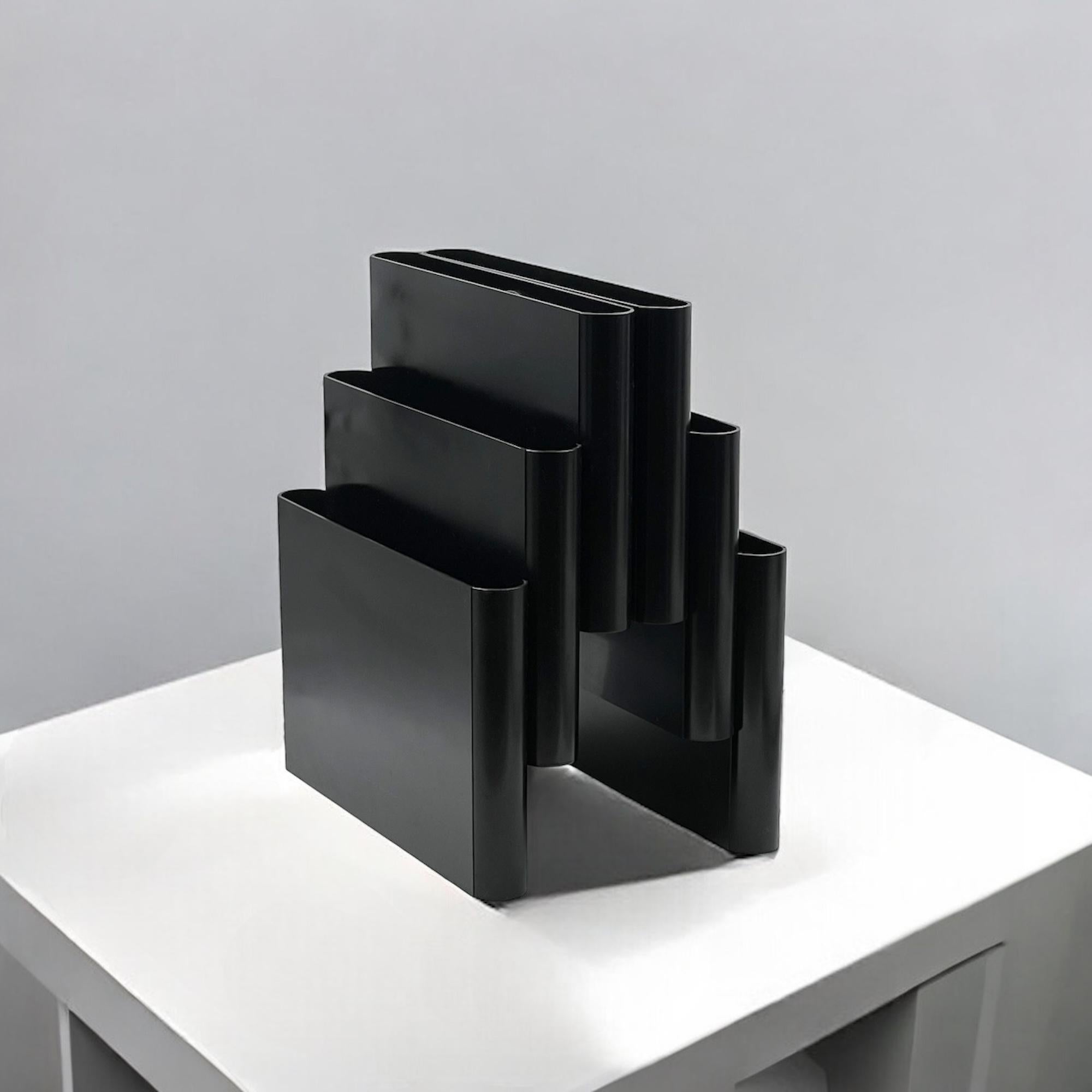 Revistero icónico Kartell Modelo 4675 en negro - Diseño de Giotto Stoppino Años 70 1