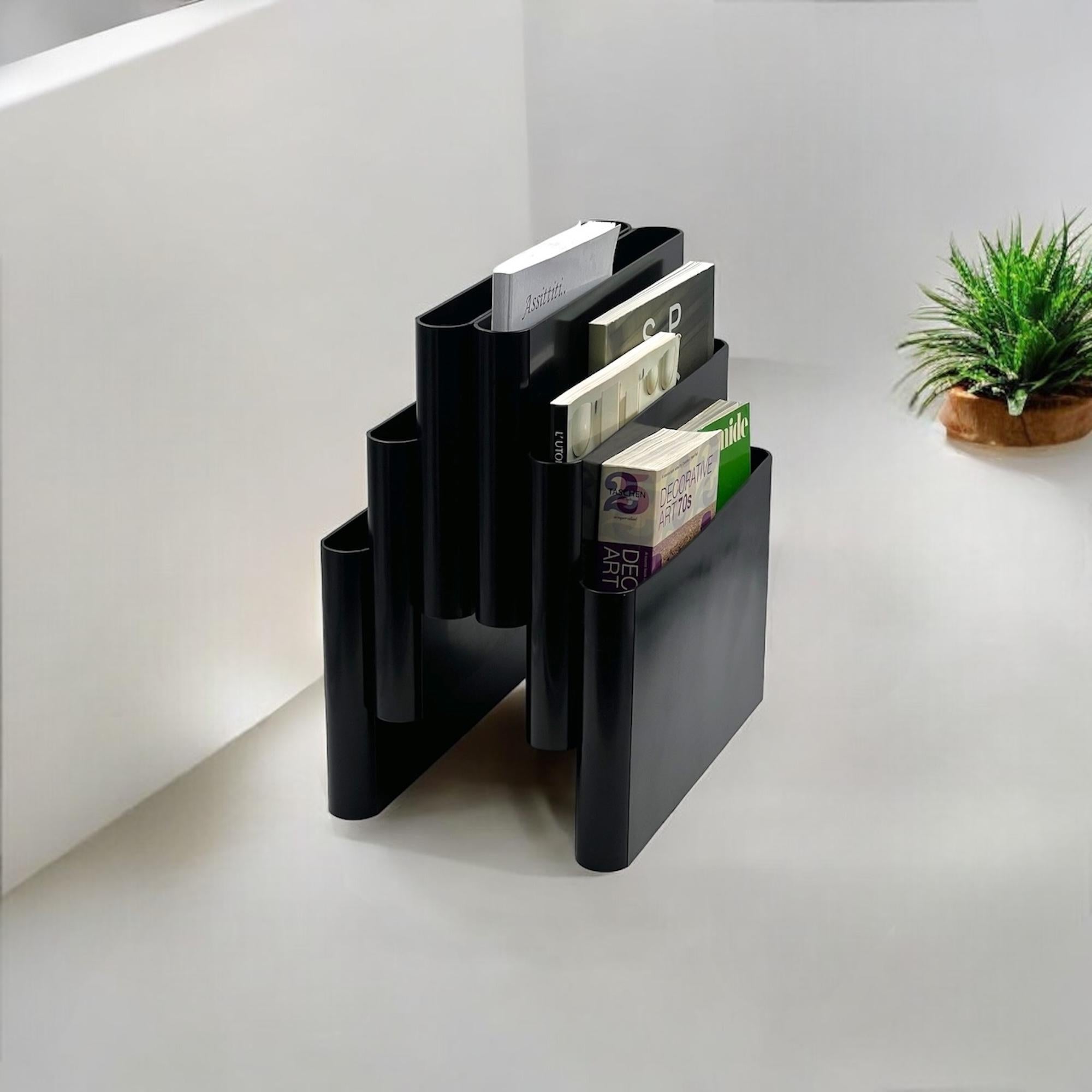 Revistero icónico Kartell Modelo 4675 en negro - Diseño de Giotto Stoppino Años 70 2