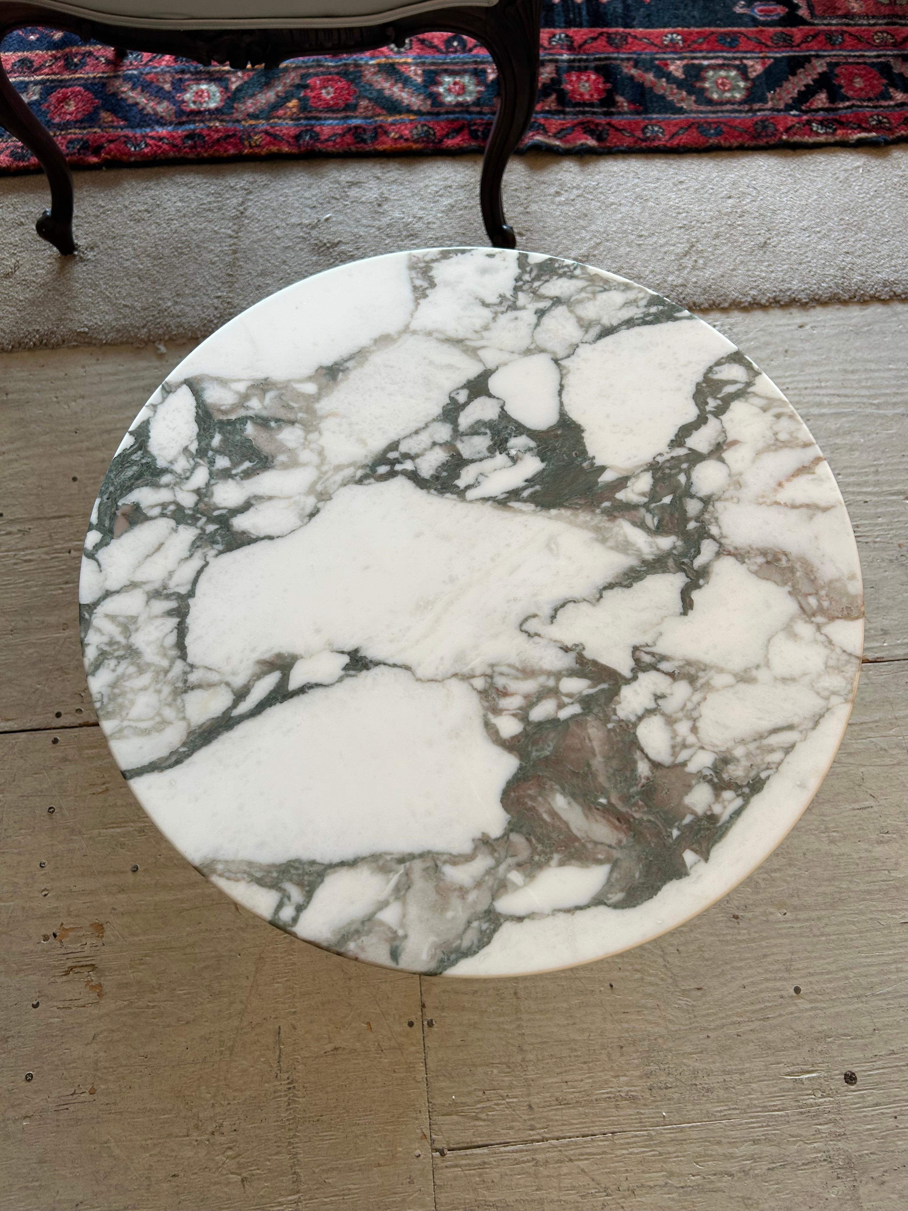 Iconic Knoll Eero Saarinen Small Round Martini Table with Marble Top In Good Condition For Sale In Hopewell, NJ