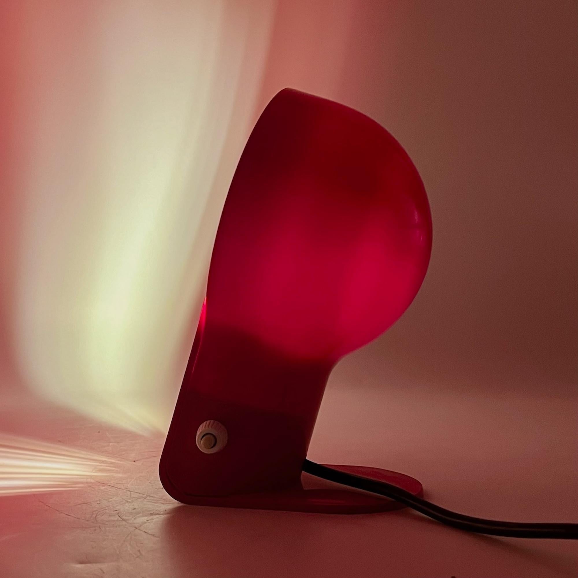 Entdecken Sie die Eleganz des italienischen Designs mit dieser charmanten und seltenen Lampe aus den 70er Jahren, die von Ambrogio Pozzi für Harveiluce in den 1970er Jahren entworfen wurde. Diese raffiniert gefertigte Lampe besteht aus zwei