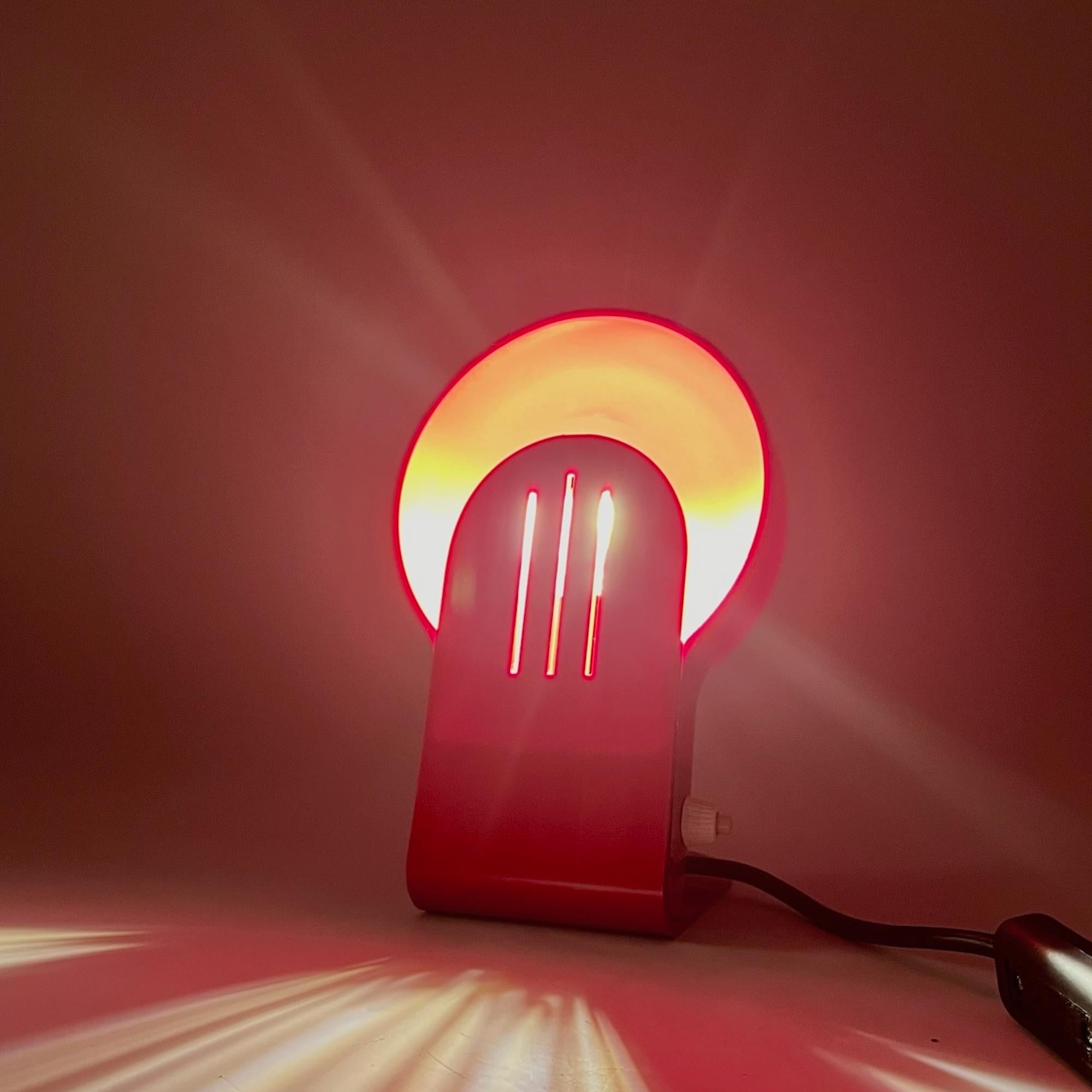 Ikonische Lampe Harveiluce „Panda“ in Rot - Ambrogio Pozzi Design 1970er Jahre (Space Age) im Angebot