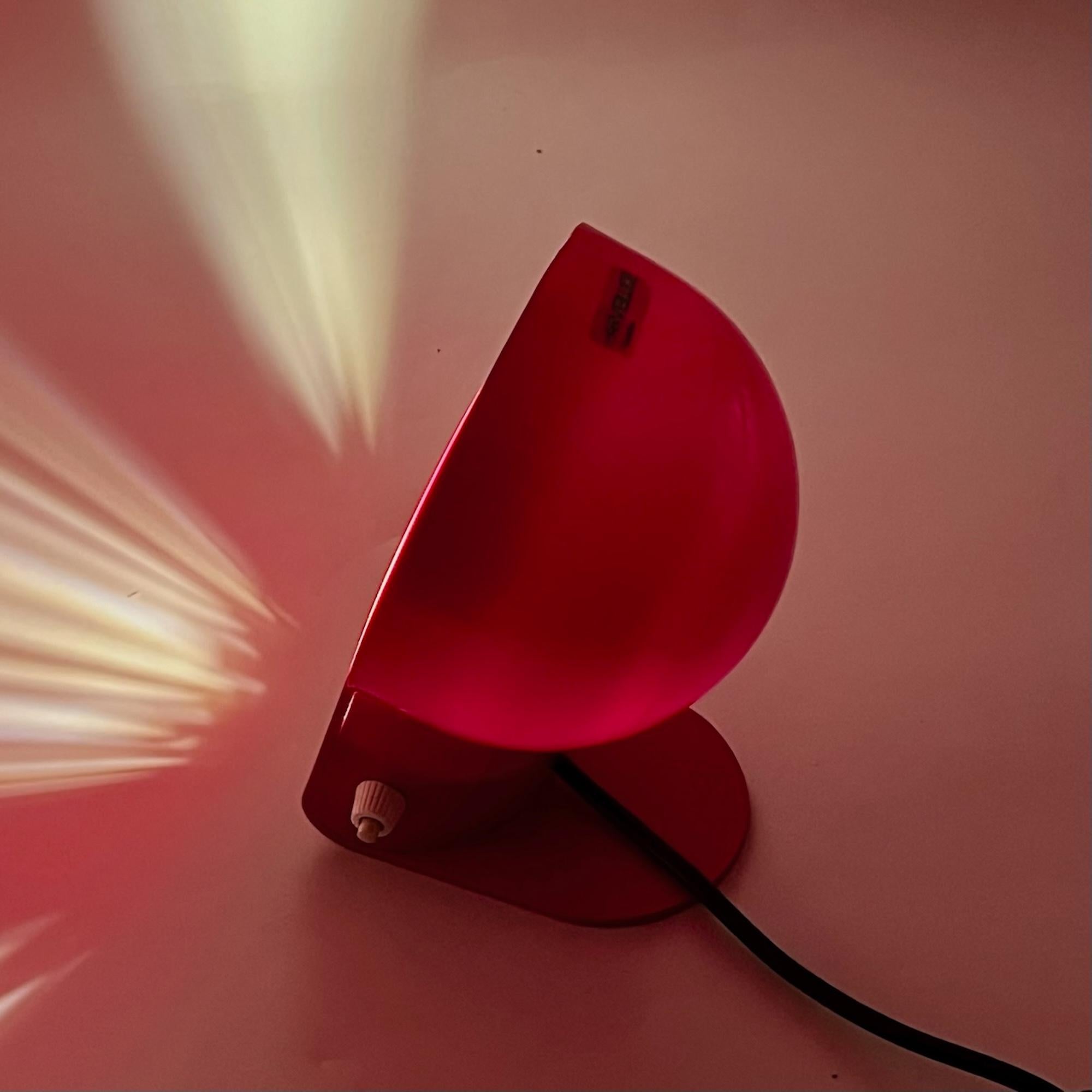 Ikonische Lampe Harveiluce „Panda“ in Rot - Ambrogio Pozzi Design 1970er Jahre (Italienisch) im Angebot