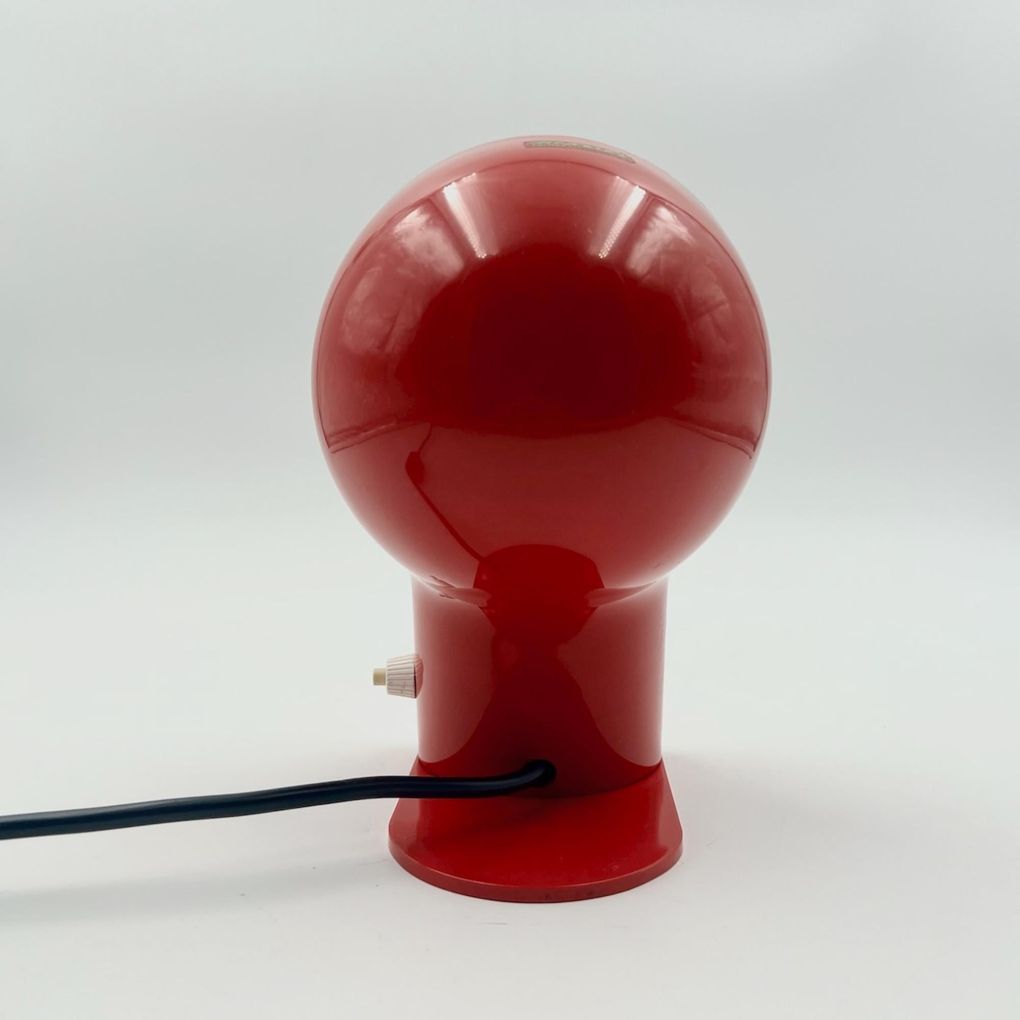 Ikonische Lampe Harveiluce „Panda“ in Rot - Ambrogio Pozzi Design 1970er Jahre (Kunststoff) im Angebot