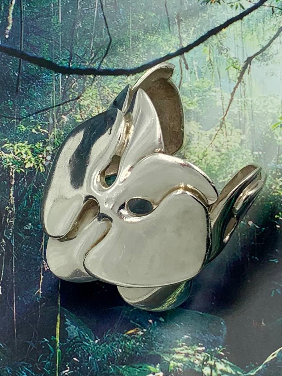 Raro brazalete grande de plata de ley Angela Cummings Orquídea
1980's
Este escaso y deseable diseño de Orquídea pertenece a la primera colección de Angela Cumming como diseñadora independiente, cuando dejó Tiffany's para establecer su propia
