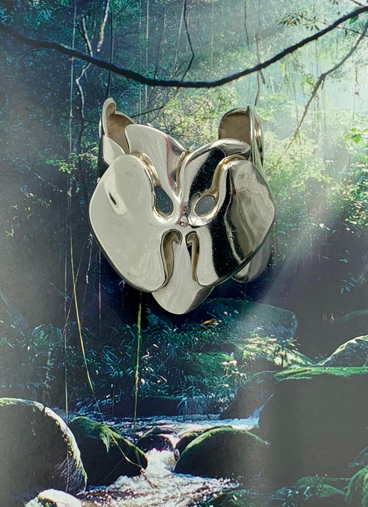 Icónica pulsera grande de orquídeas de plata de ley Angela Cummings en Bueno estado para la venta en New York, NY