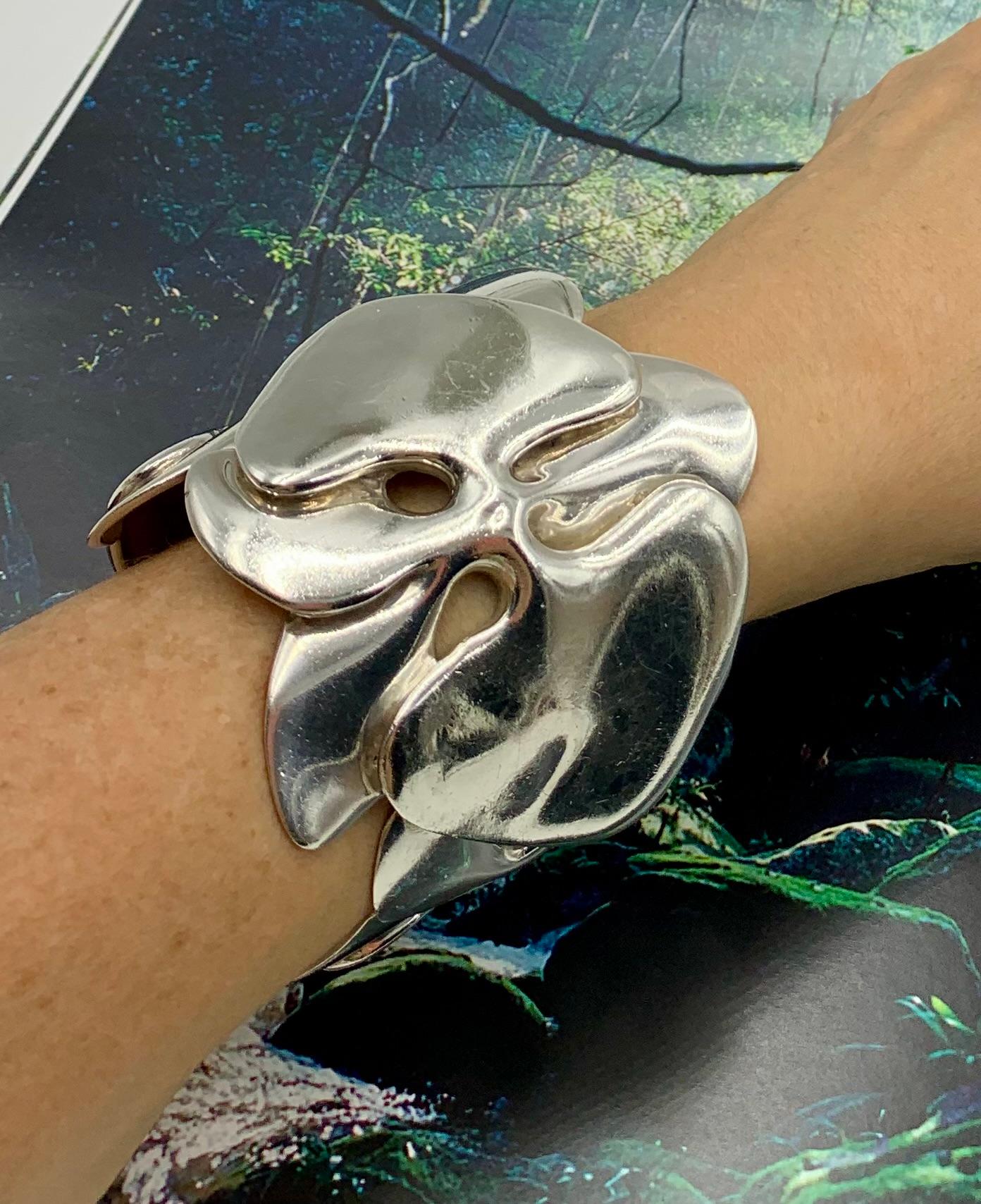 Femenino o masculino Icónica pulsera grande de orquídeas de plata de ley Angela Cummings en venta