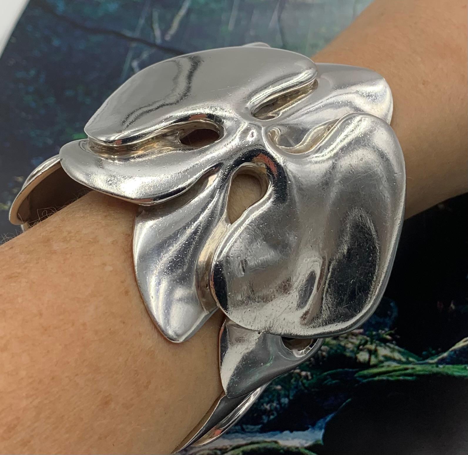 Icónica pulsera grande de orquídeas de plata de ley Angela Cummings en venta 1