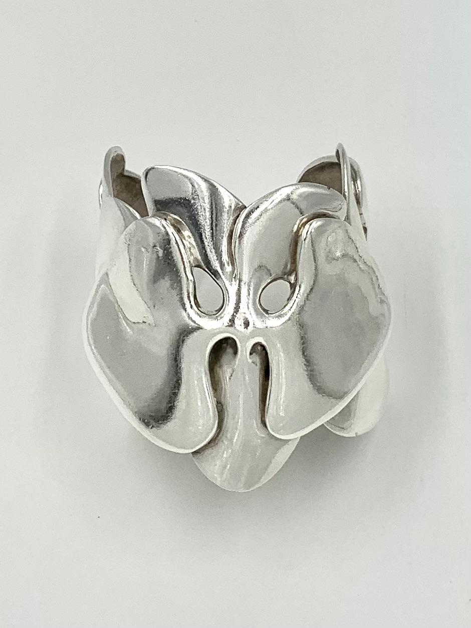 Icónica pulsera grande de orquídeas de plata de ley Angela Cummings en venta 3