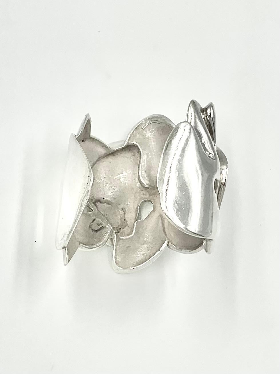 Icónica pulsera grande de orquídeas de plata de ley Angela Cummings en venta 5