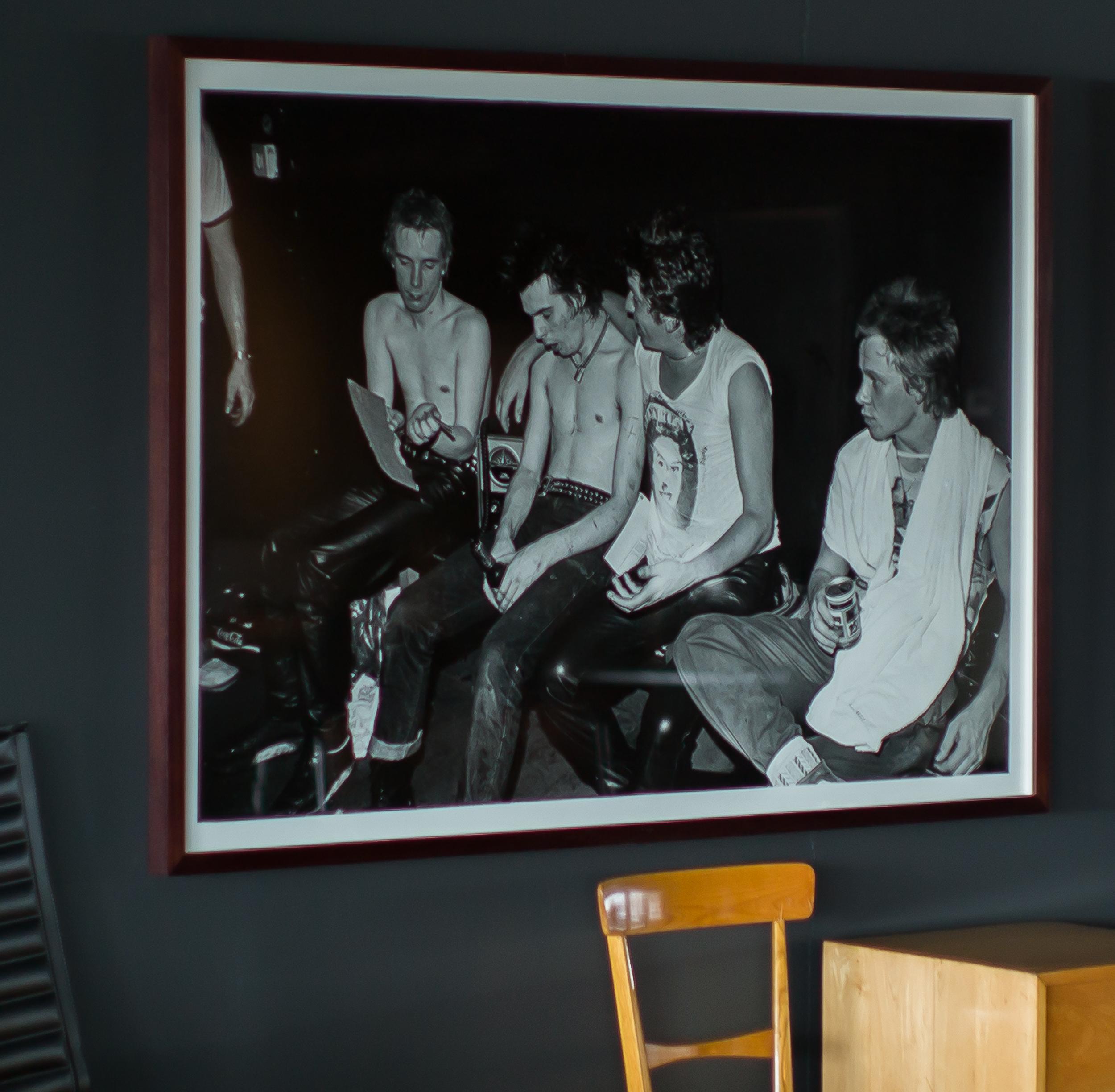 Cette photo a été prise en 1977 par le jeune Dennis Morris à l'âge de 17 ans, dans les coulisses d'un concert à Penzance Cornwall (UK), pendant la tristement célèbre tournée S.P.O.T.S.. Impression sur fibre de bromure, édition 1 de 5 (+2ap) de 2005.