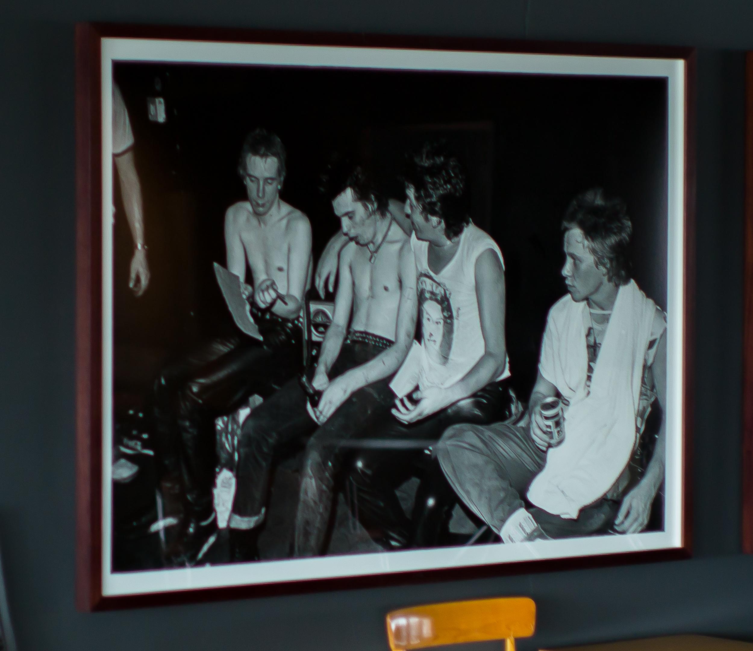 Britannique Grande photo iconique de Dennis Morris des Sex Pistols dans les coulisses. en vente