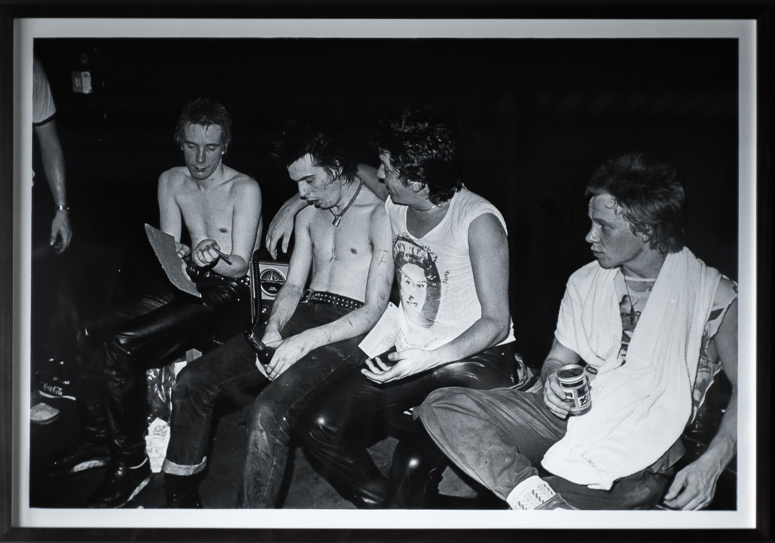 Grande photo iconique de Dennis Morris des Sex Pistols dans les coulisses. Excellent état - En vente à Dronten, NL