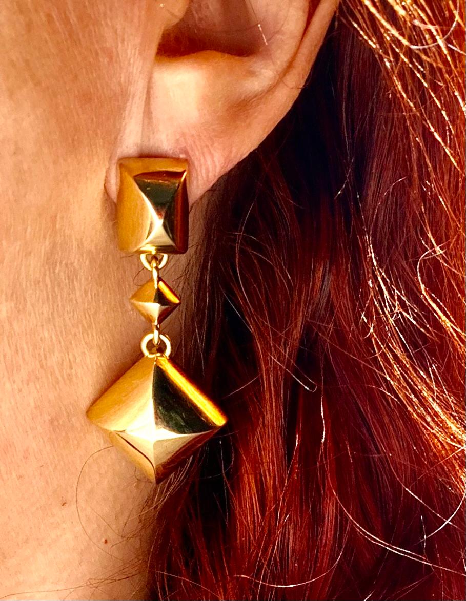 Pendientes de eslabón en forma de pirámide Estate Seaman Schepps de oro amarillo de 18 quilates
Marcas: Marca del fabricante Seaman Schepps, 750 de oro de 18 quilates, números de inventario
El icónico diseño piramidal ha inspirado a algunos de los