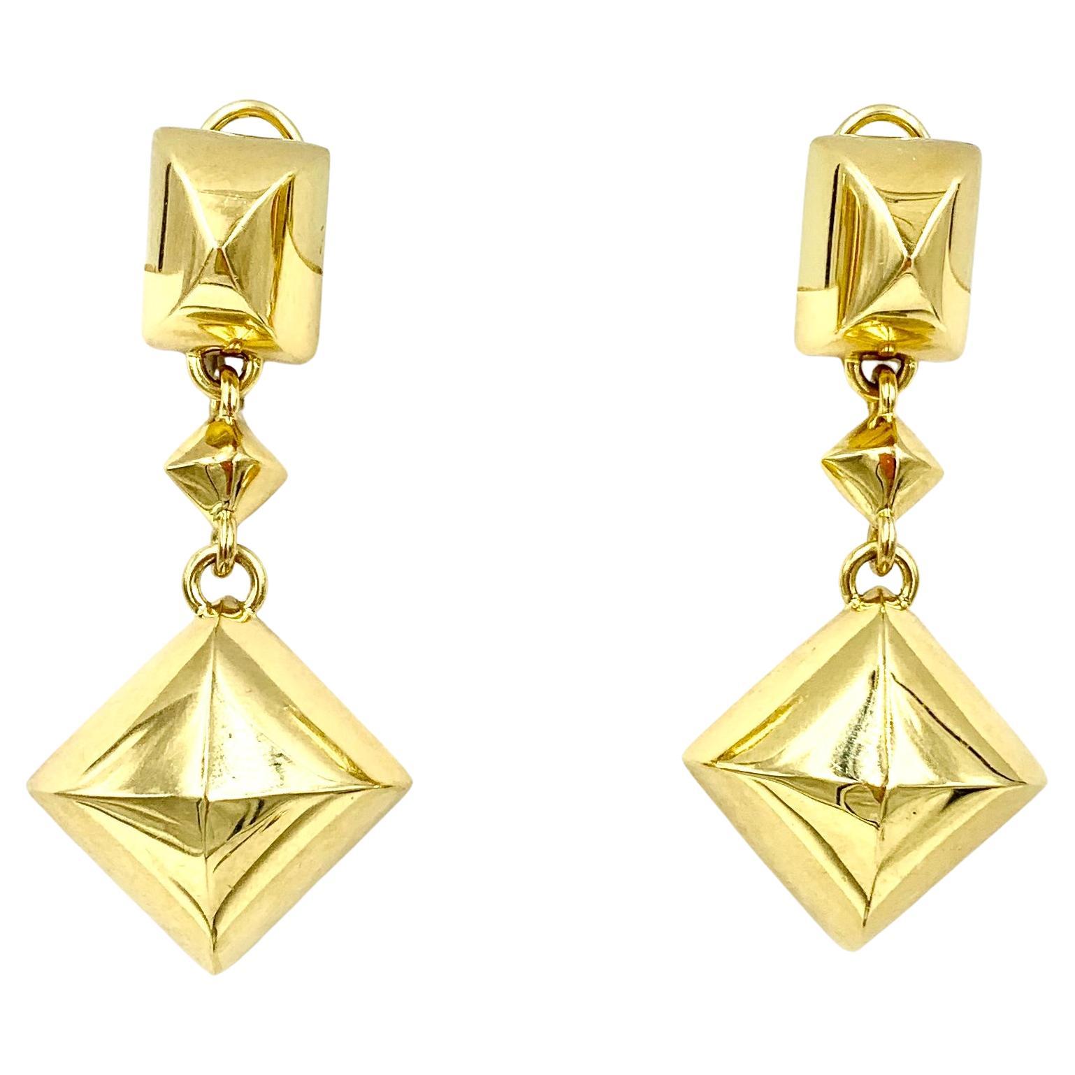 Icónicos pendientes de eslabón piramidales Seaman Schepps grandes de oro amarillo de 18 quilates en Bueno estado para la venta en New York, NY