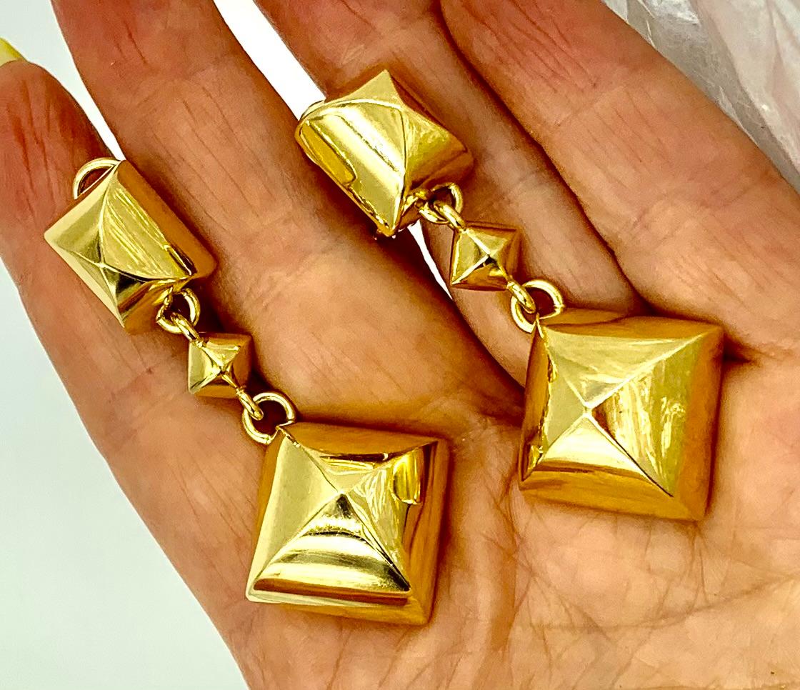 Femenino o masculino Icónicos pendientes de eslabón piramidales Seaman Schepps grandes de oro amarillo de 18 quilates en venta