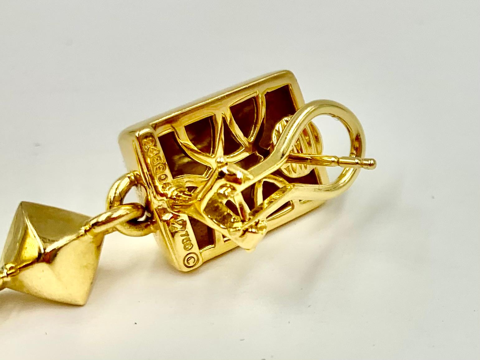 Icónicos pendientes de eslabón piramidales Seaman Schepps grandes de oro amarillo de 18 quilates en venta 1