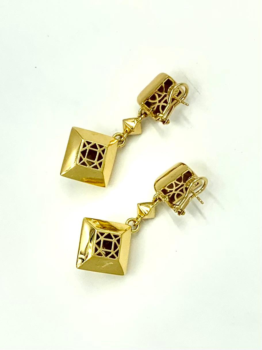 Icónicos pendientes de eslabón piramidales Seaman Schepps grandes de oro amarillo de 18 quilates en venta 2