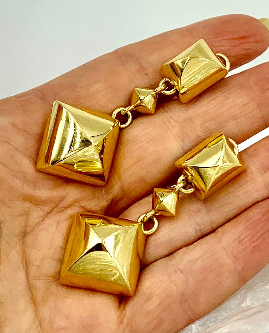 Icónicos pendientes de eslabón piramidales Seaman Schepps grandes de oro amarillo de 18 quilates en venta 3