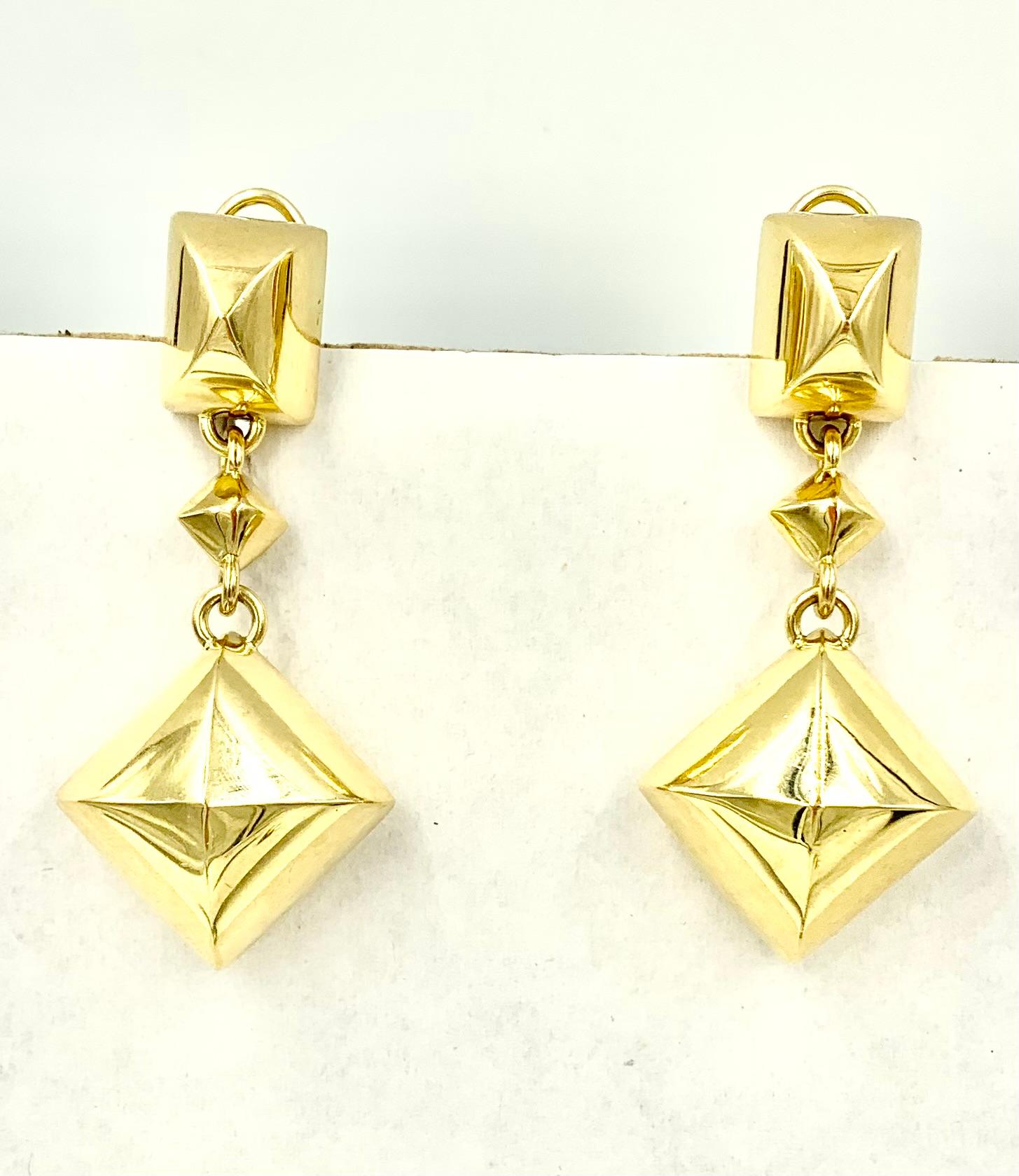 Icónicos pendientes de eslabón piramidales Seaman Schepps grandes de oro amarillo de 18 quilates en venta 4