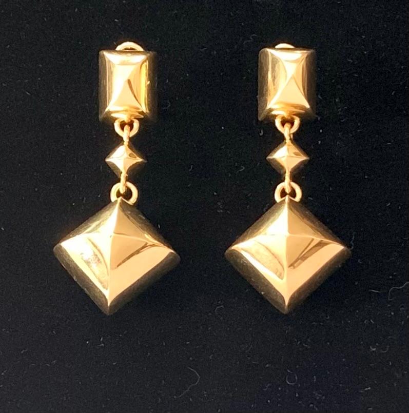 Icónicos pendientes de eslabón piramidales Seaman Schepps grandes de oro amarillo de 18 quilates en venta 5