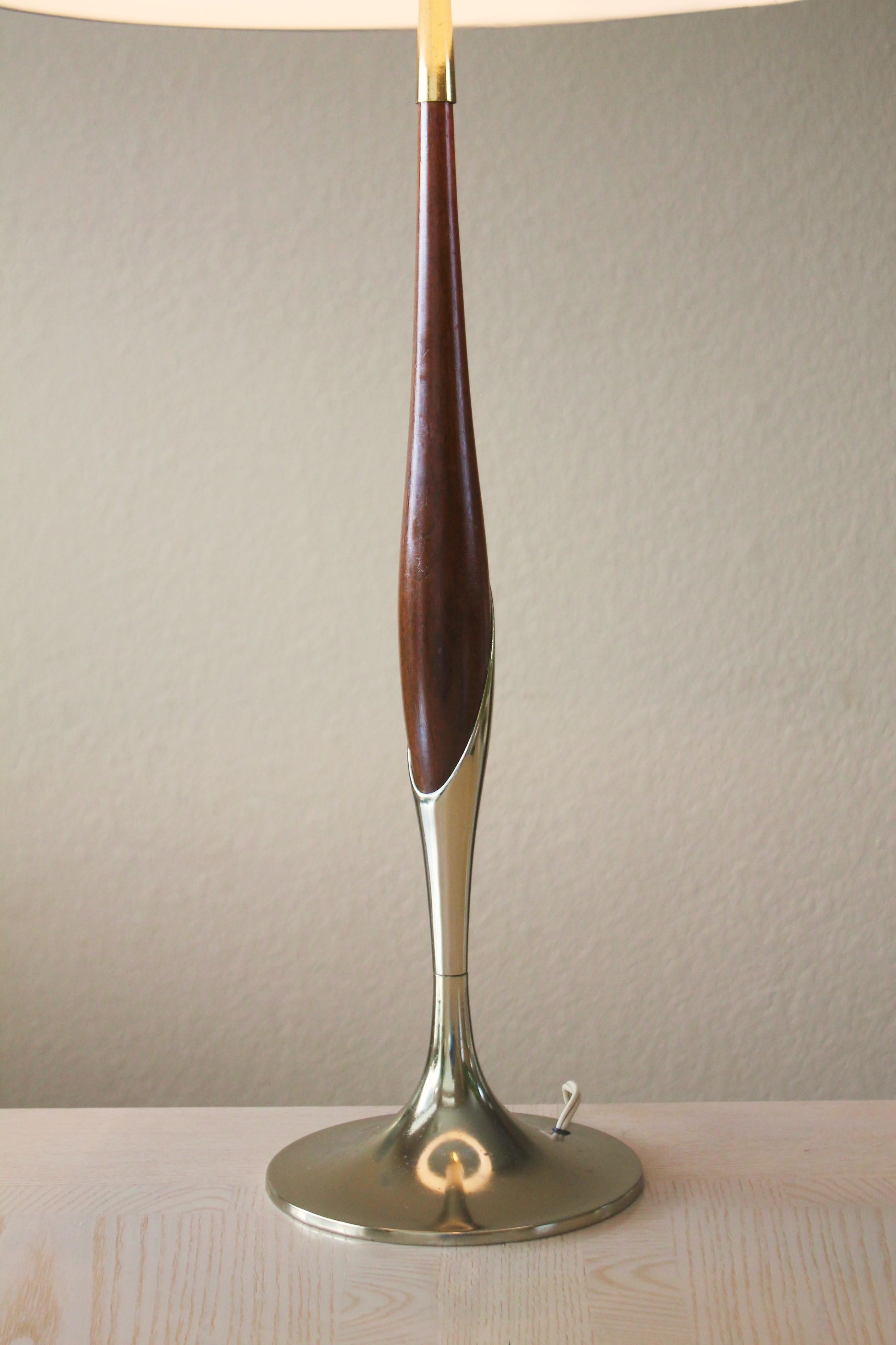 Icons Laurel Walnut & Brass Mid Century Modern Table Lamp Richard Barr Thurston Bon état - En vente à Peoria, AZ