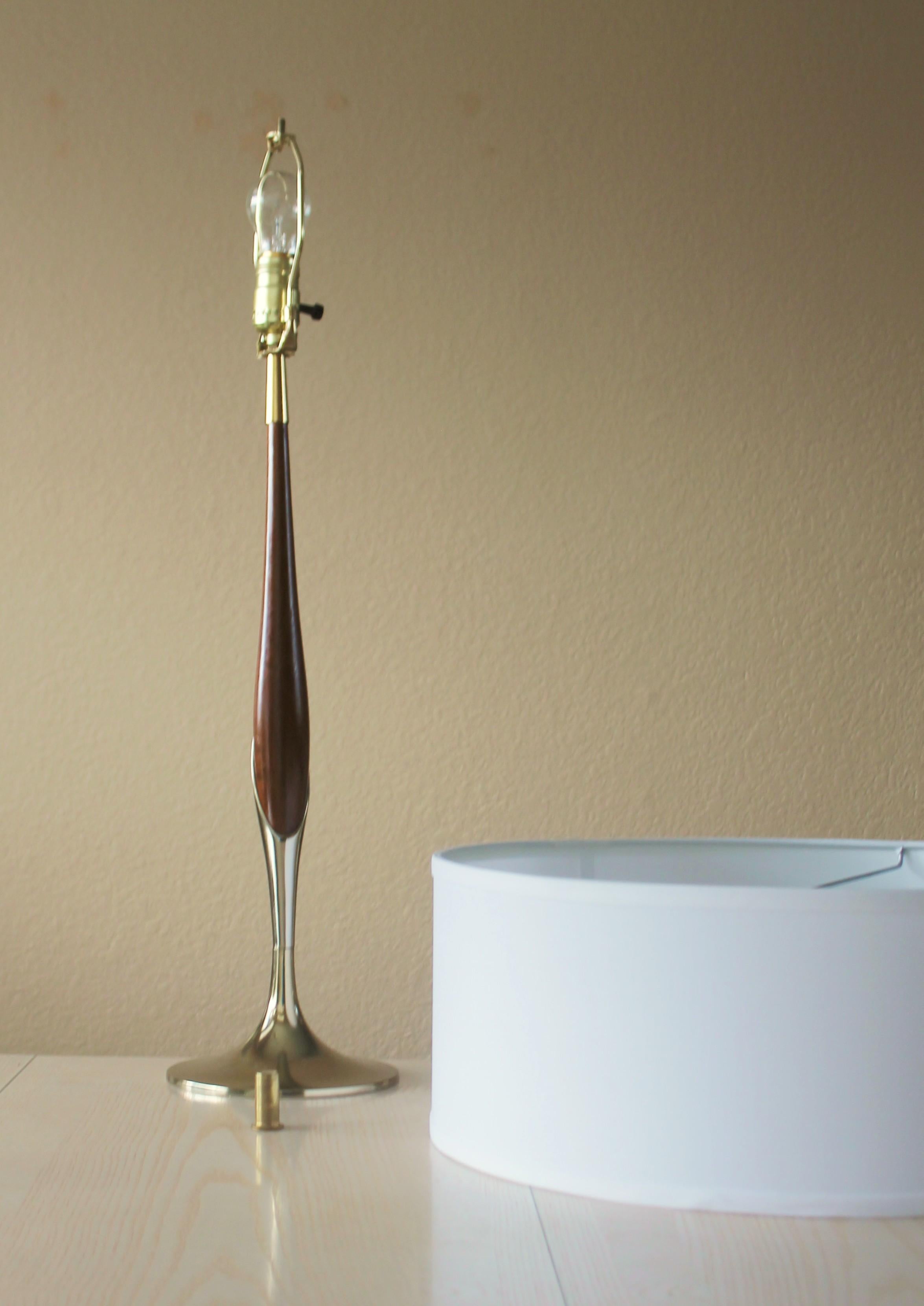 Icons Laurel Walnut & Brass Mid Century Modern Table Lamp Richard Barr Thurston en vente 3
