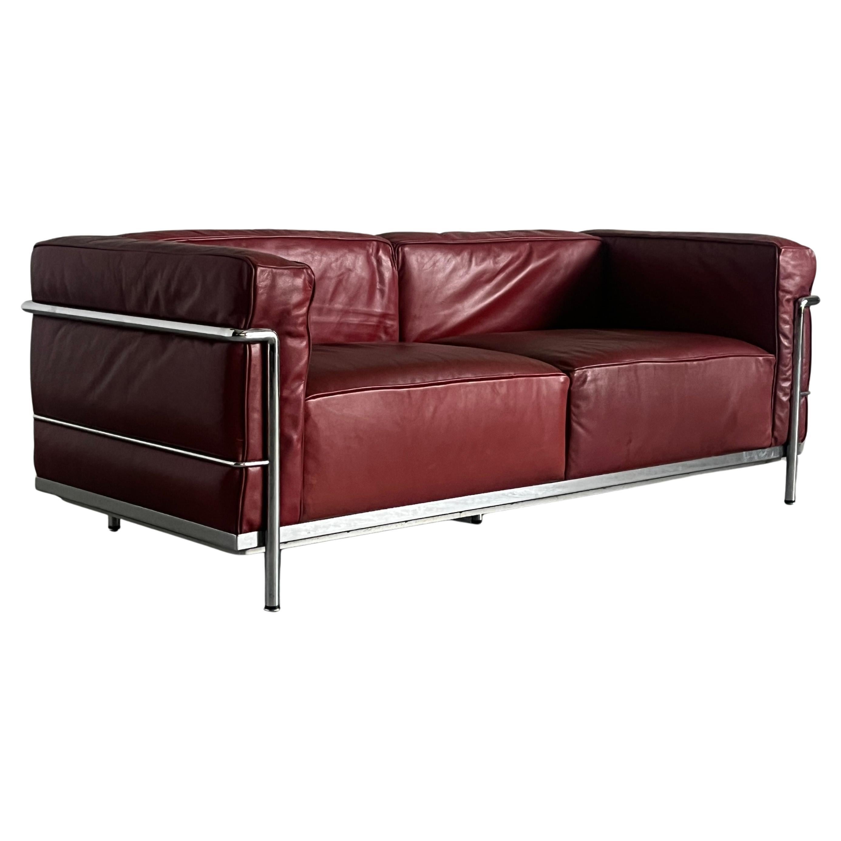 Iconic ‘LC3’ Sofa by Le Corbusier, Perriand 
Jeanneret in Maroon Leather, 1928 For Sale